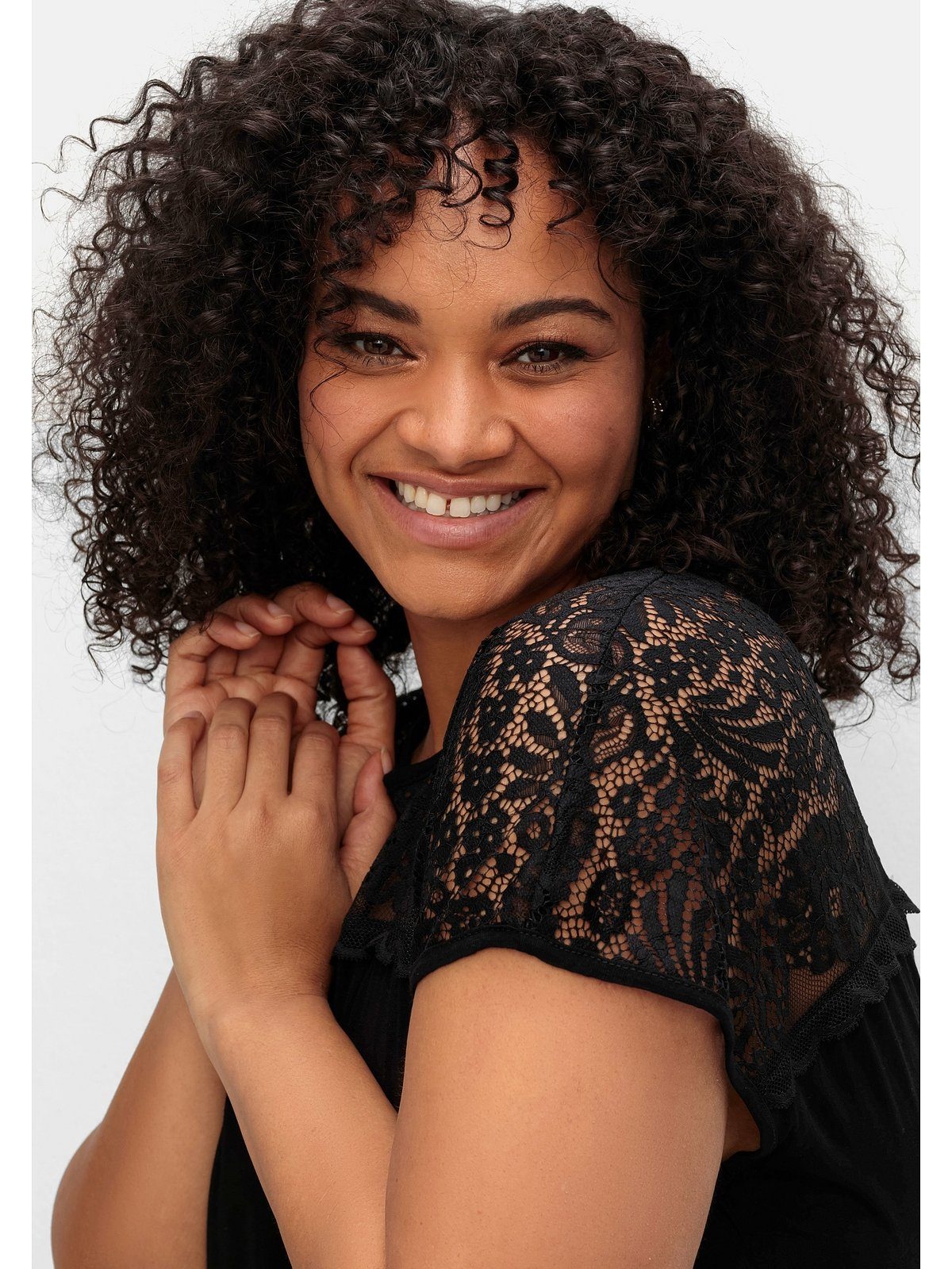 Sheego Spitzenshirt Große Größen mit Spitzenpasse an der Schulterpartie