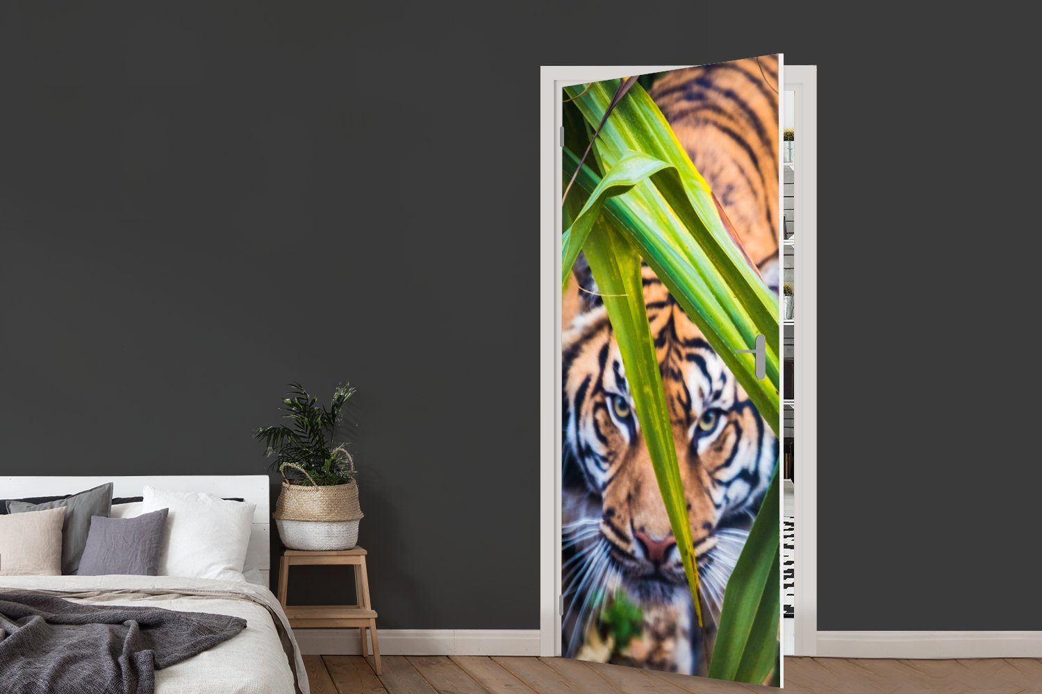 MuchoWow Türtapete Versteckter Sumatra-Tiger Matt, Laub, 75x205 Türaufkleber, (1 für cm Fototapete St), im Tür, bedruckt