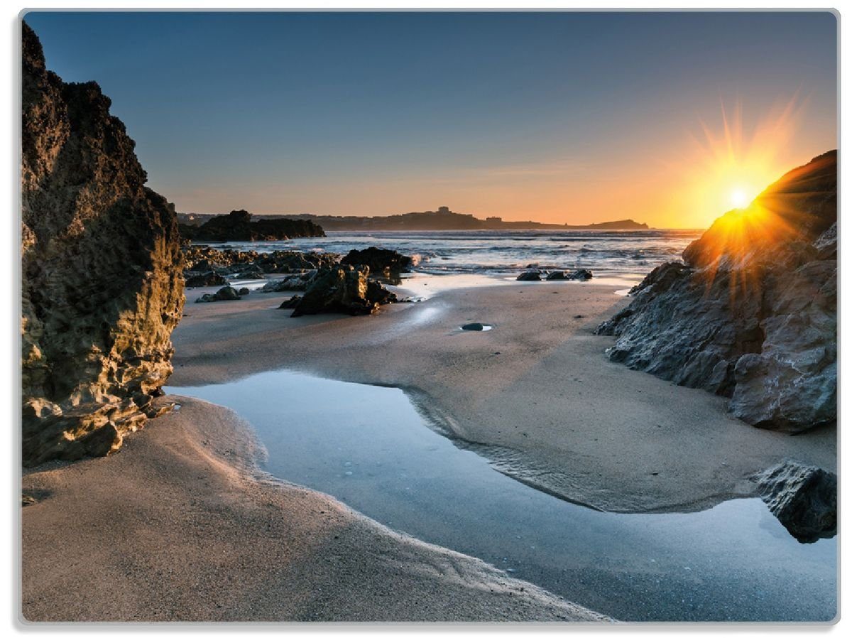 Wallario Schneidebrett Sonnenuntergang hinter einem Felsen am Strand, ESG-Sicherheitsglas, (inkl. rutschfester Gummifüße 4mm, 1-St), 30x40cm