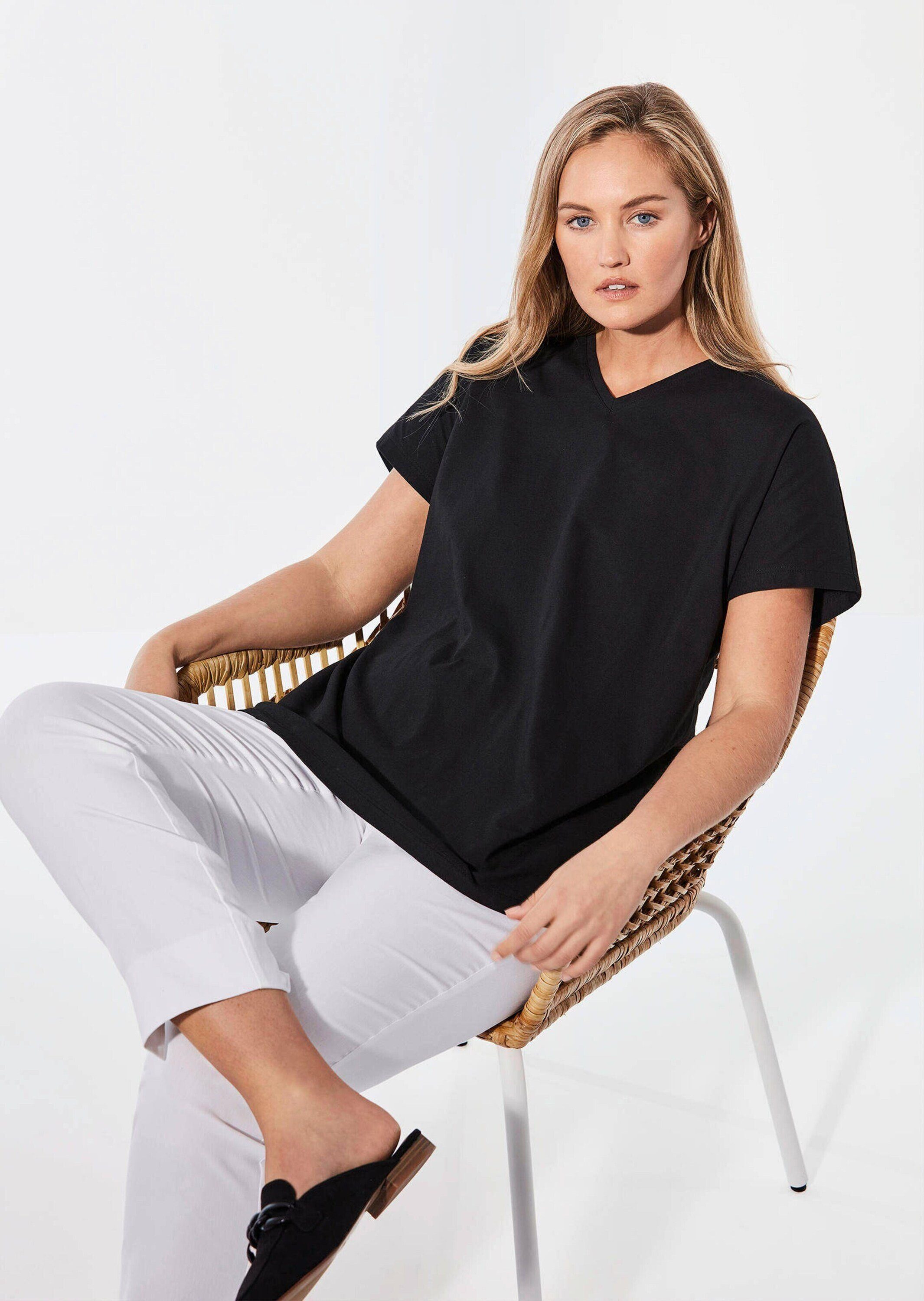 GOLDNER T-Shirt Luftiges Shirt mit schmaler Blende (CURVY, CURVY) Unifarbenes Modell mit elegantem V-Ausschnitt – Bild 4 von 5