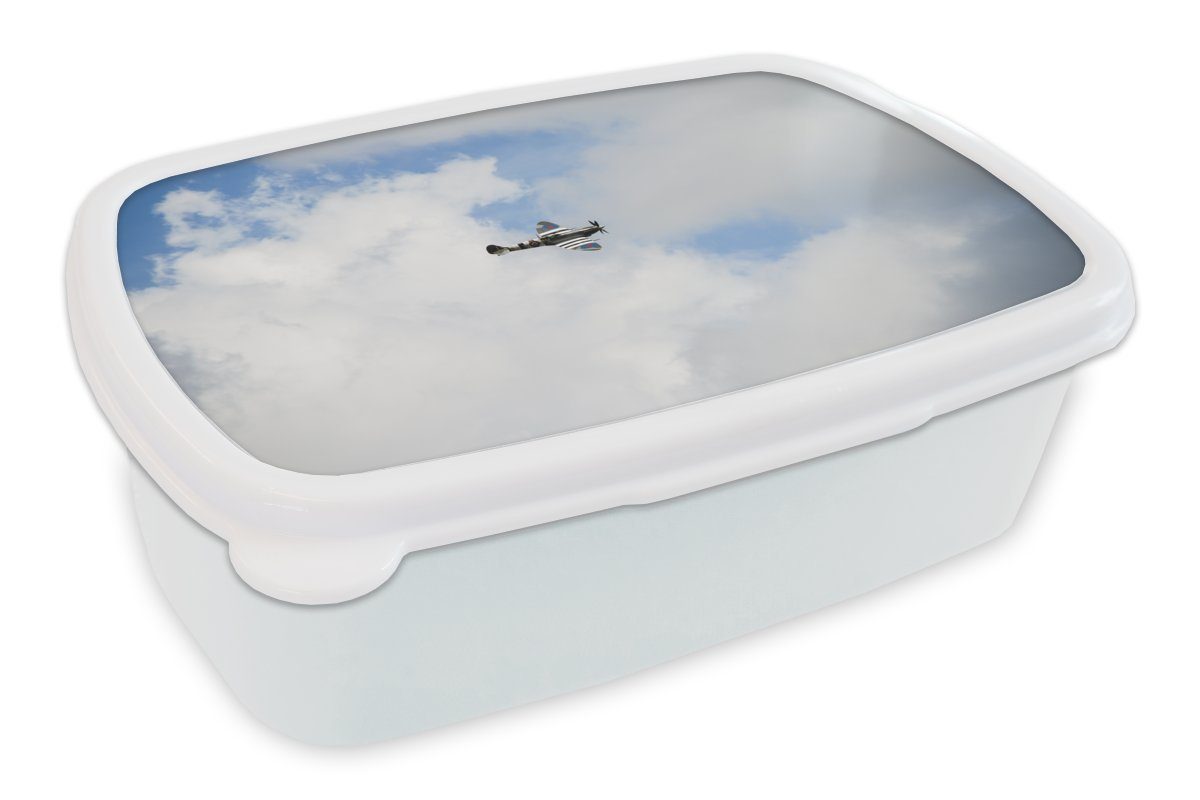 MuchoWow Lunchbox Spitfire-Flugzeug in einem bewölkten Himmel, Kunststoff, (2-tlg), Brotbox für Kinder und Erwachsene, Brotdose, für Jungs und Mädchen weiß