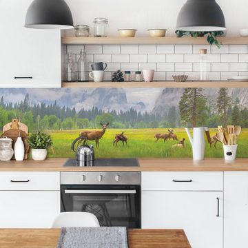 Bilderdepot24 Küchenrückwand grün dekor Natur Tiere Rehe in den Bergen Wandverkleidung Küche, (1-tlg., Nischenrückwand - für Fliesenspiegel ohne Bohren - matt), Spritzschutz Rückwand Küche Herd - Folie selbstklebend versch. Größen