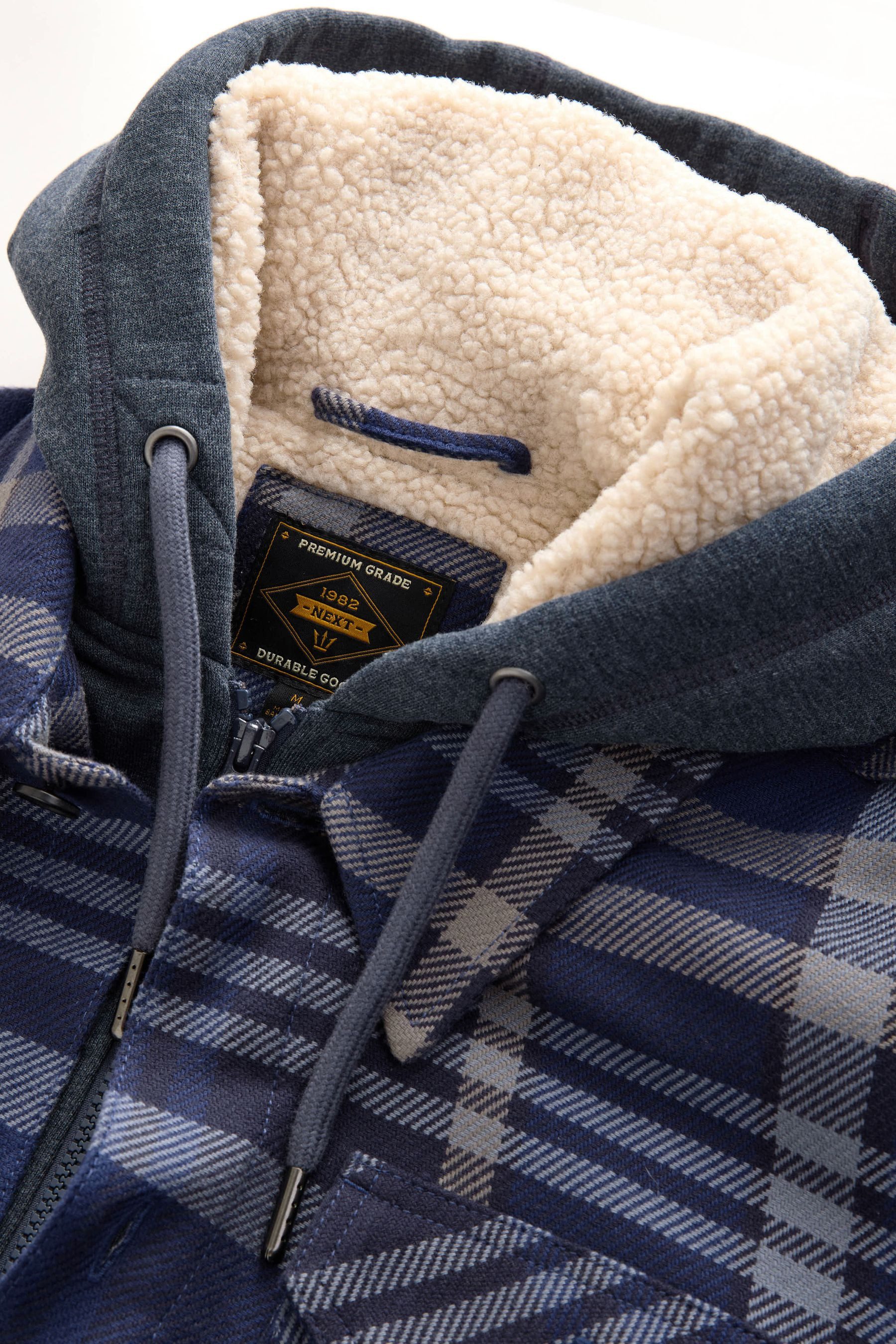 Next Hemdjacke Karierte Hemdjacke mit Teddyfutter und Kapuze (1-St)