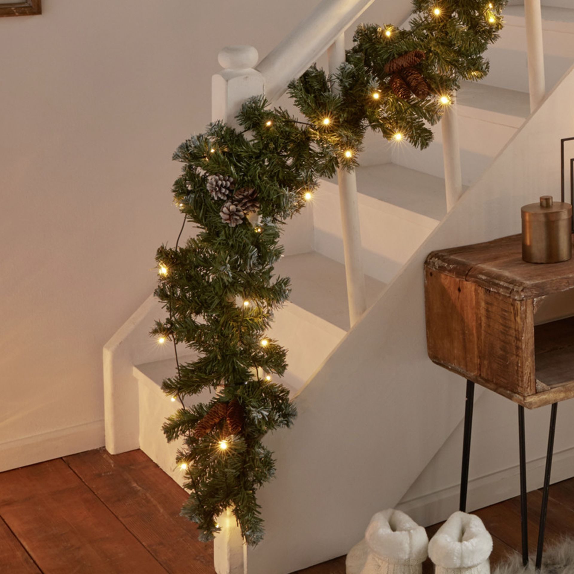 Frank Flechtwaren LED-Girlande "Winterwald" 270 cm, Tannengirlande mit Lichterkette + Tannenzapfen, Weihnachtsdeko