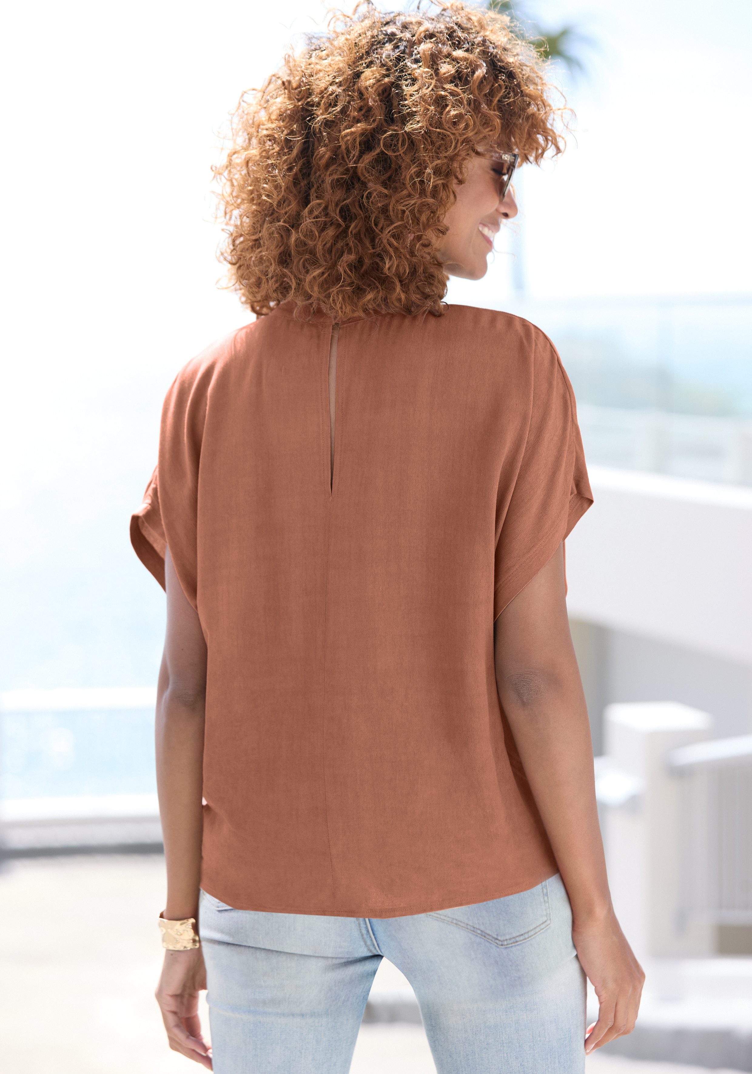 LASCANA Kurzarmbluse mit schmalem Stehkragen und weiten Ärmeln Blusenshirt mit weiten Ärmeln, elegante Bluse, lockere Form – Bild 3 von 5