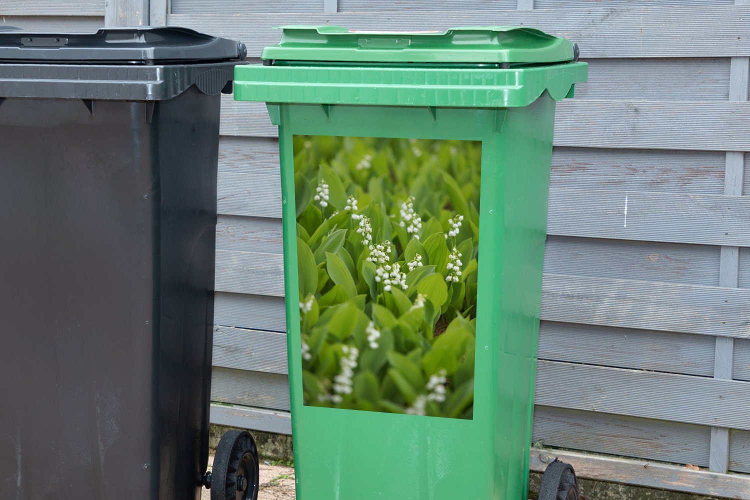 Mülltonne, Dalen Lilien Container, Ein Sticker, St), (1 blühendes Feld Mülleimer-aufkleber, MuchoWow Abfalbehälter von voller Wandsticker