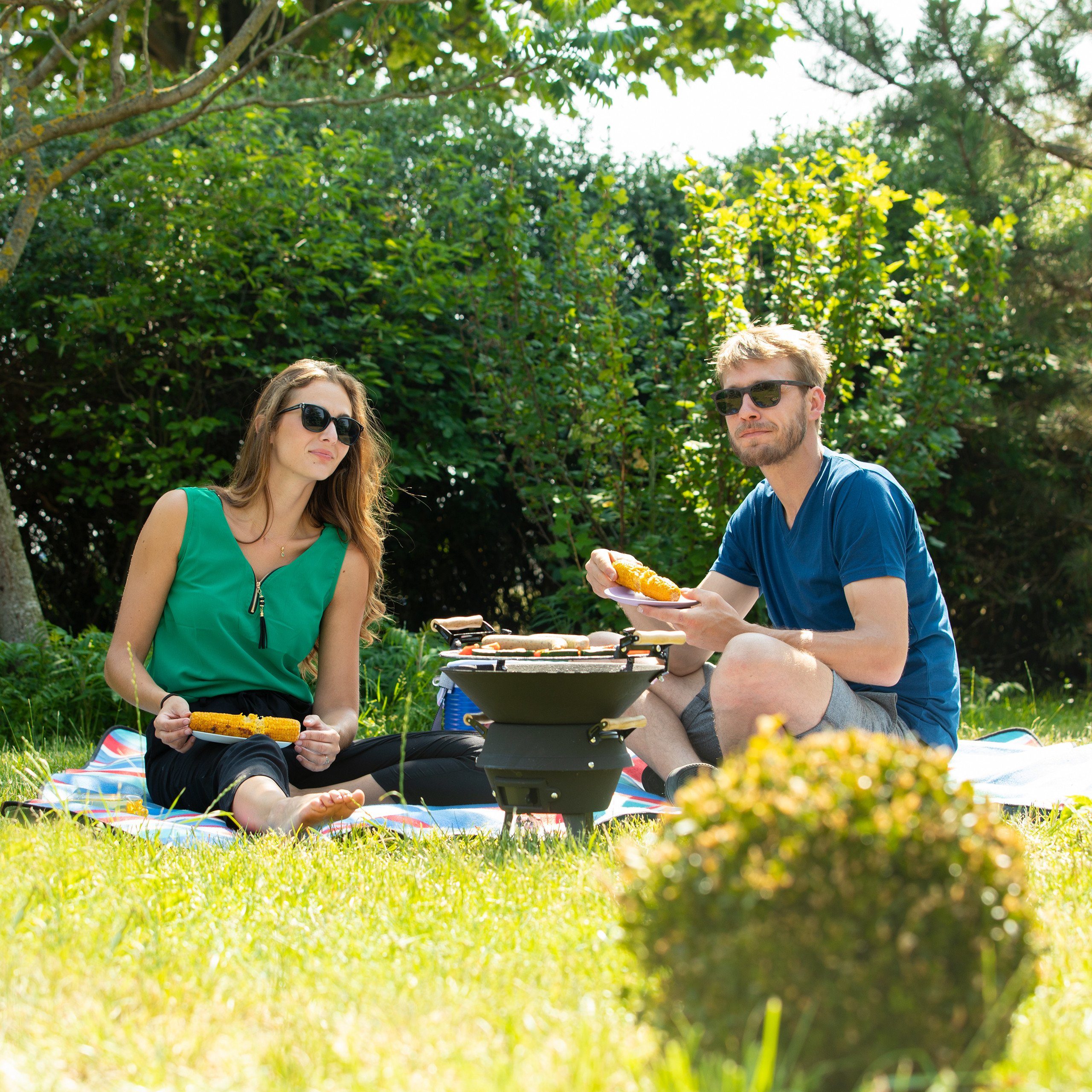 relaxdays Holzkohlegrill Grillfass Gusseisen – Bild 5 von 5