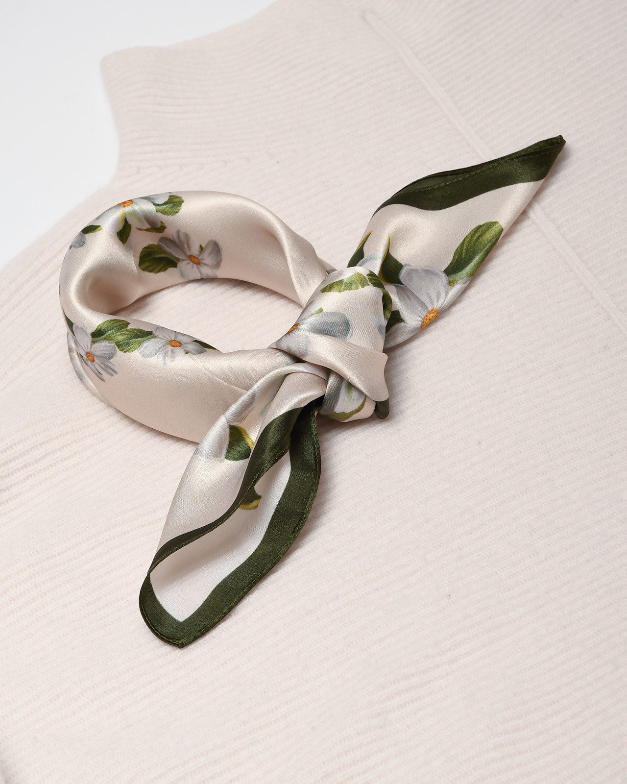 MayTree Seidentuch quadratisch,Jasminblüte 53x53 cm, Nickituch, Bandana-Schal, (Stück), 100% Seide