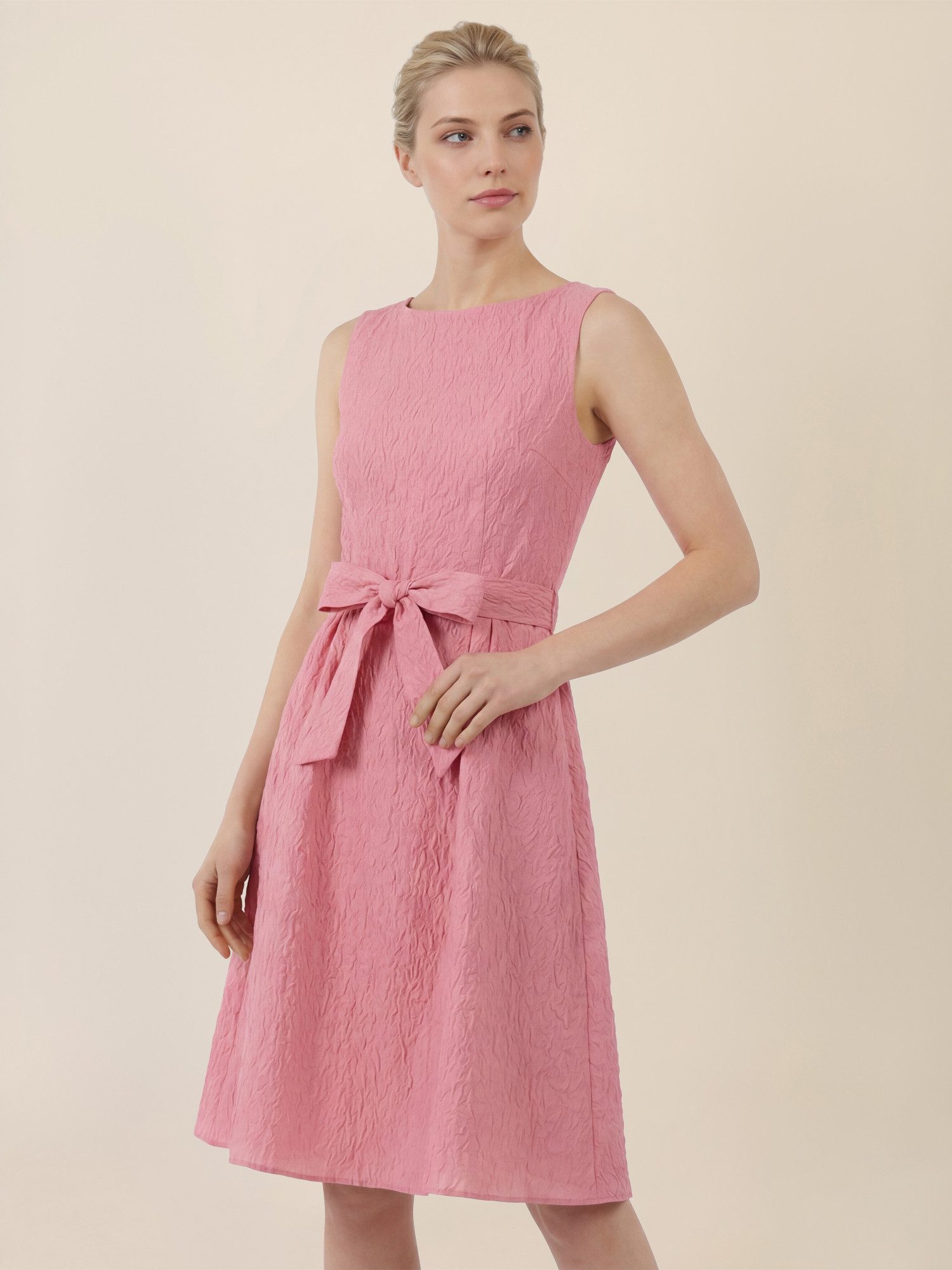 Apart Abendkleid mit Struktur und Taillenschleife