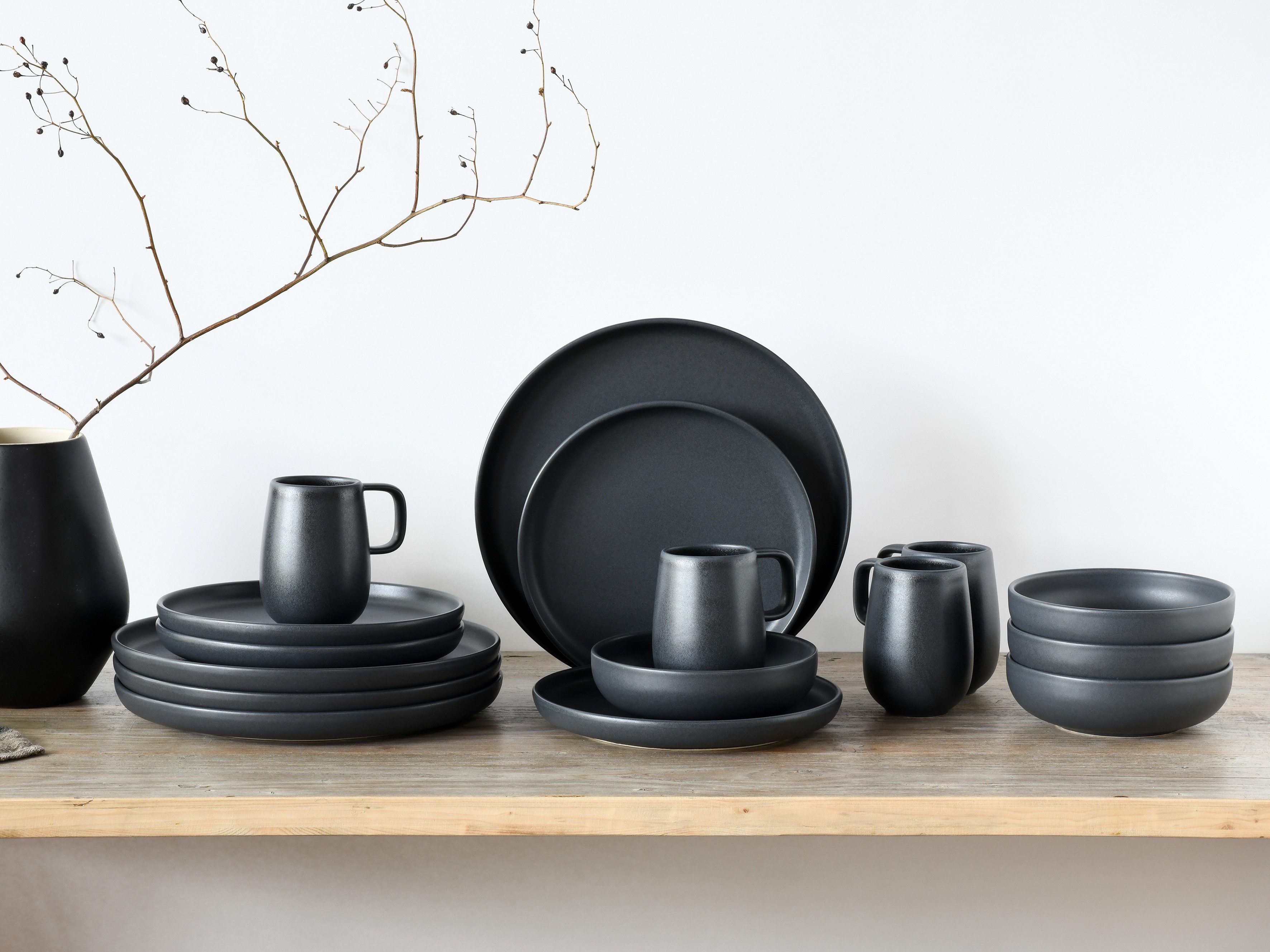 CreaTable Kombiservice Geschirr-Set Uno Black (16-tlg), 4 Personen, Steinzeug, Service, schwarz, seidenmatte Spezialglasur, M16 Teile, für 4 Personen