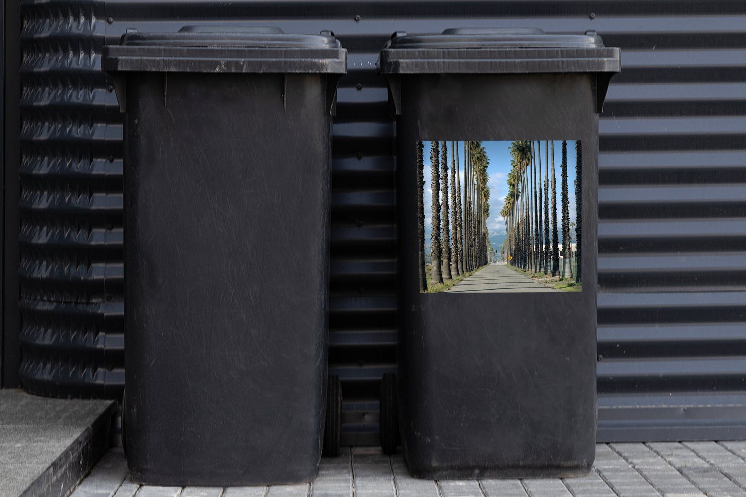 MuchoWow Wandsticker Die Straße im Hintergrund Palmenreihen Container, (1 und Bergen mit Abfalbehälter Mülltonne, Mülleimer-aufkleber, St), Sticker