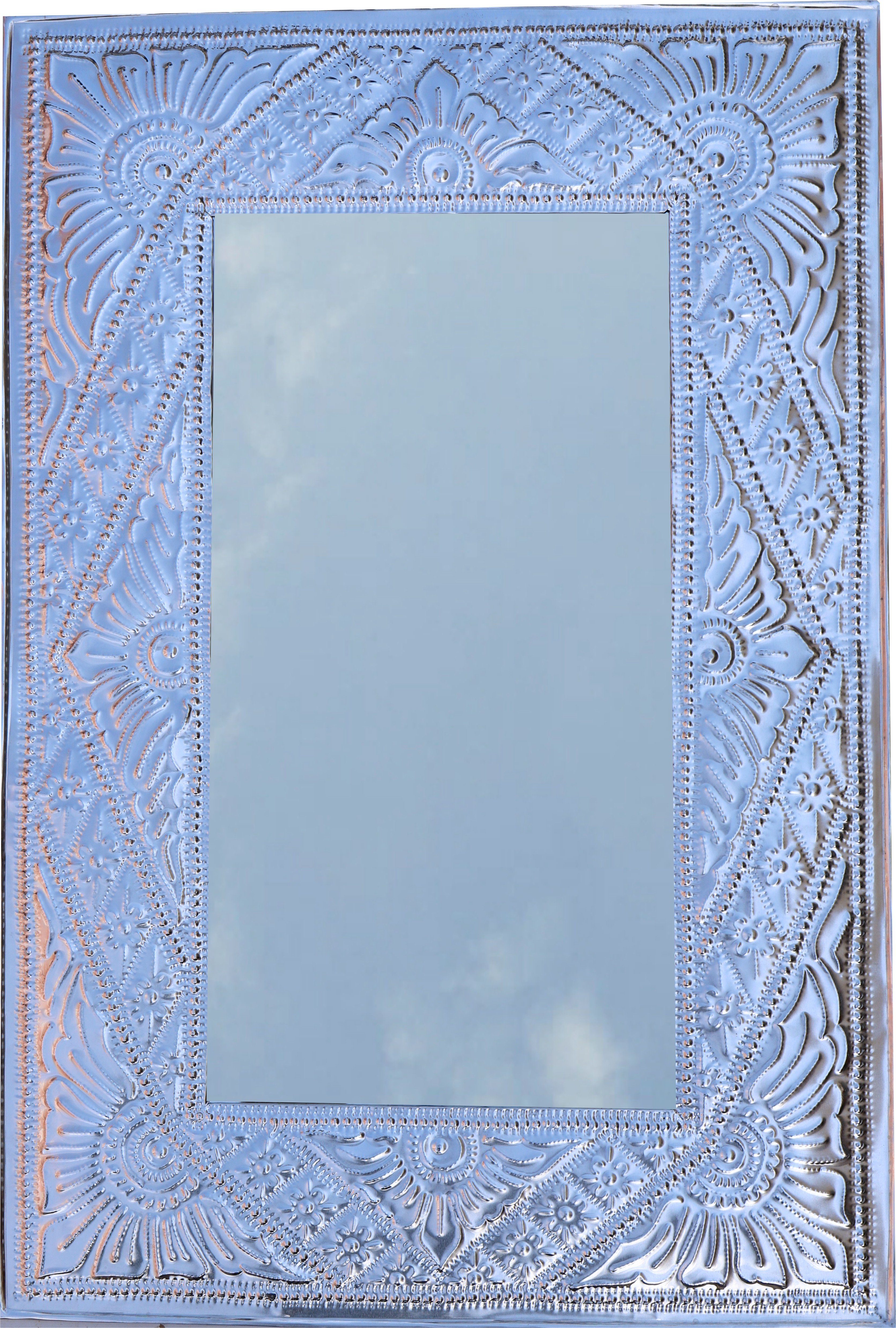 Spiegel Dekospiegel mit aus Aluminium.. Rahmen handgeprägtem Guru-Shop