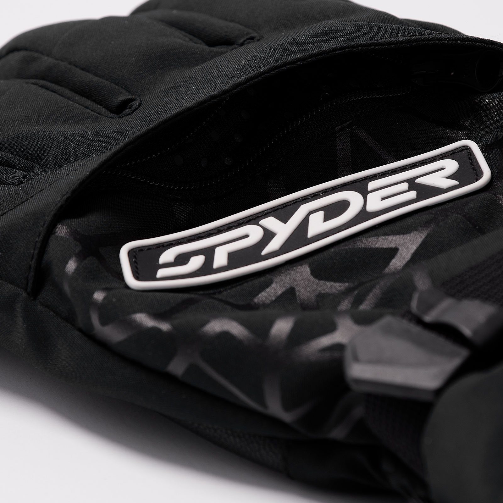 auf Overweb black Skihandschuhe dem BLK GTX Handrücken mit Reißverschlusstasche Spyder Gloves
