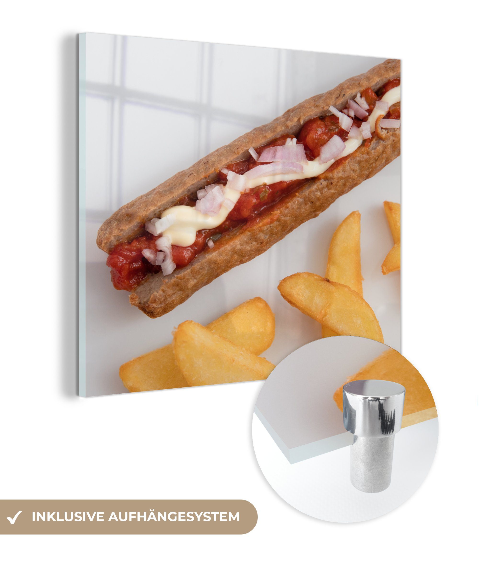 MuchoWow Acrylglasbild Gesegnete Frikandelspezialität mit Pommes frites auf einem weißen, (1 St), Glasbilder - Bilder auf Glas Wandbild - Foto auf Glas - Wanddekoration