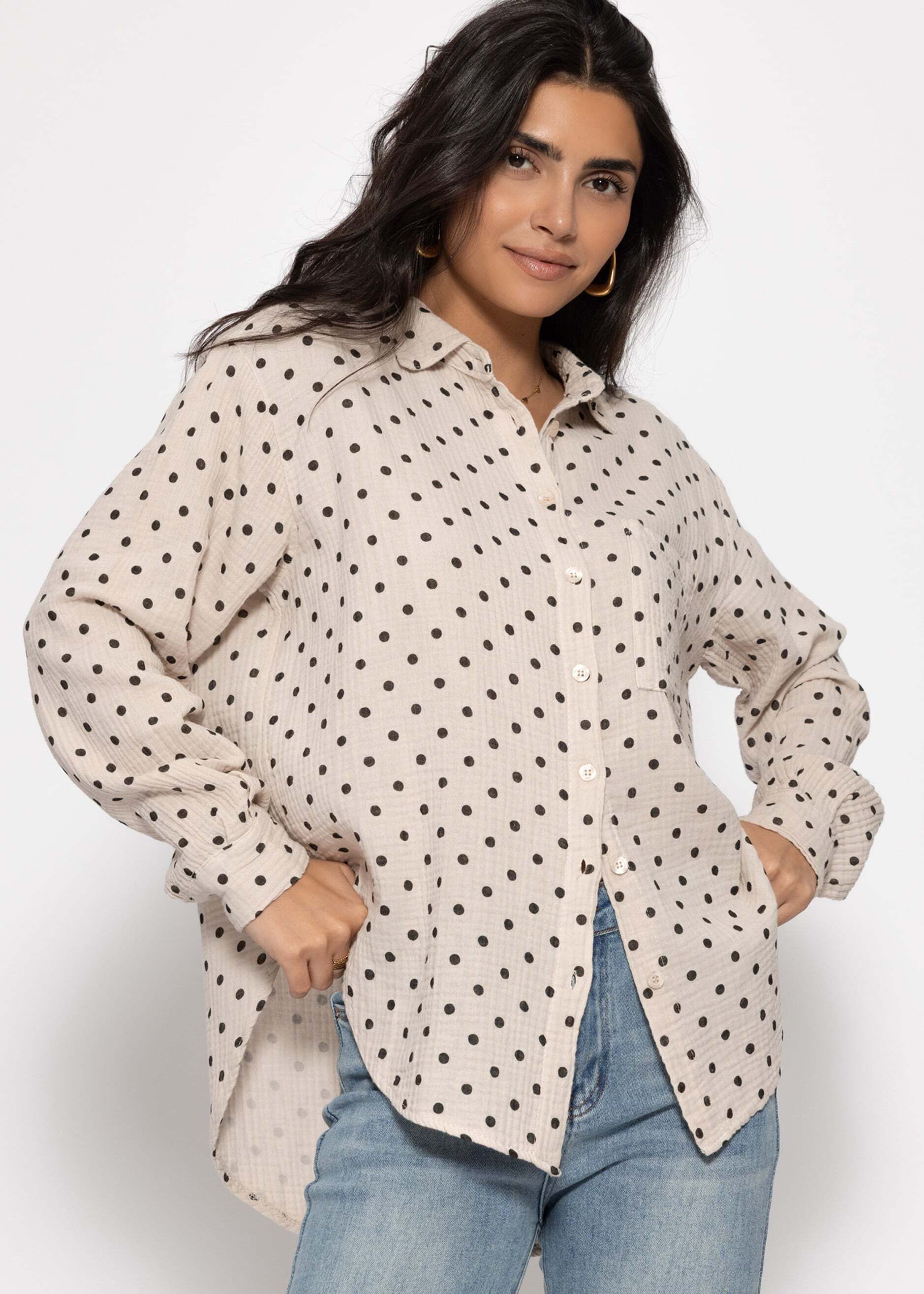 SASSYCLASSY Longbluse Oversize Musselin Bluse mit Punkten für Damen Leichte Bluse aus Baumwolle mit V-Ausschnitt und Brusttasche