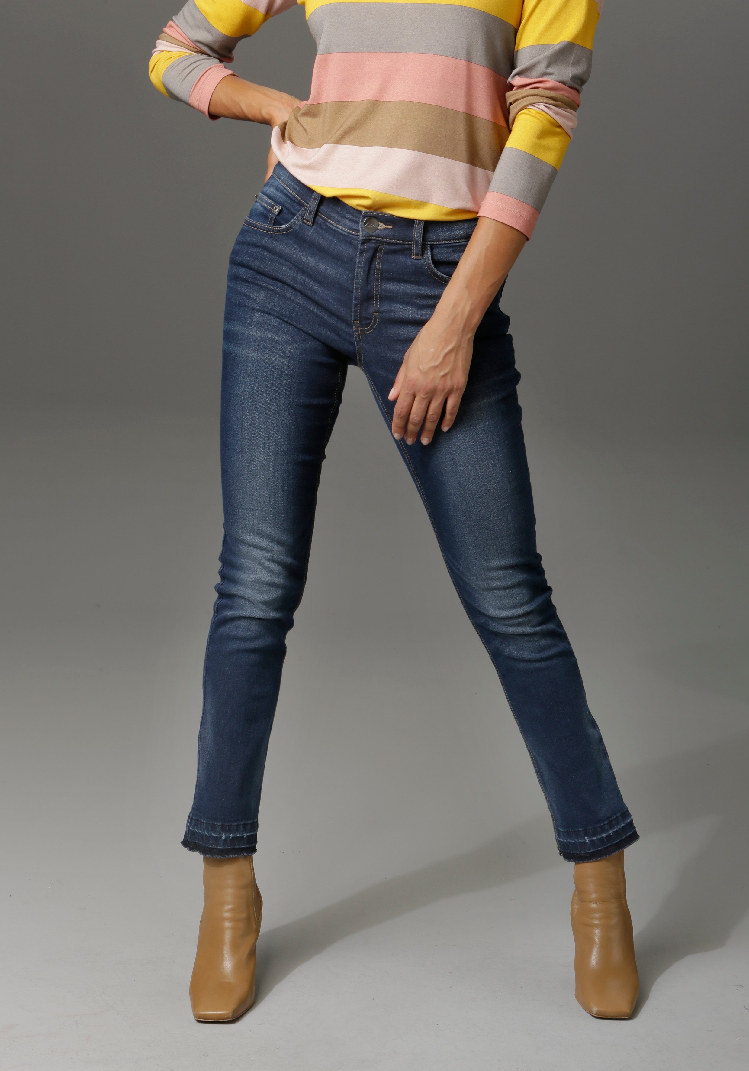 Aniston CASUAL Bootcut-Jeans mit trendiger Waschung am ausgefranstem Beinabschluss leicht