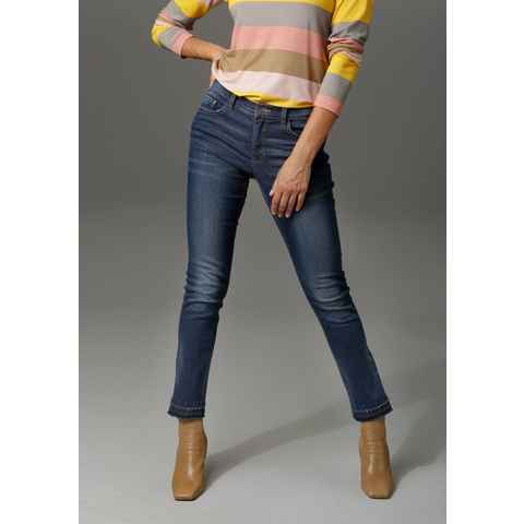Aniston CASUAL Bootcut-Jeans mit trendiger Waschung am leicht ausgefranstem Beinabschluss