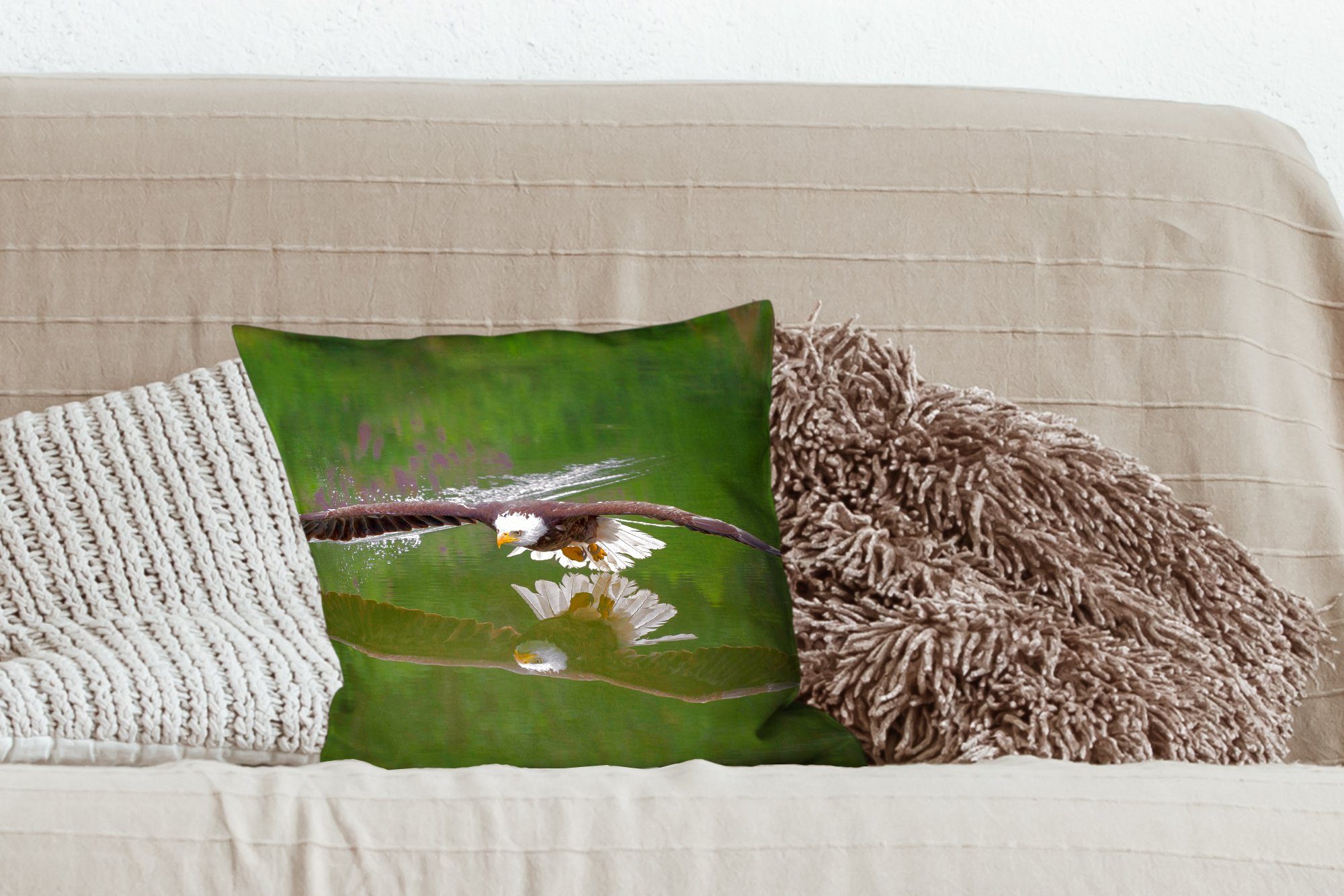 Weißkopfseeadler Füllung Dekokissen sehr Schlafzimmer, für fliegt über niedrig Sofakissen Wasser, Ein Deko, mit Zierkissen MuchoWow dem Wohzimmer,