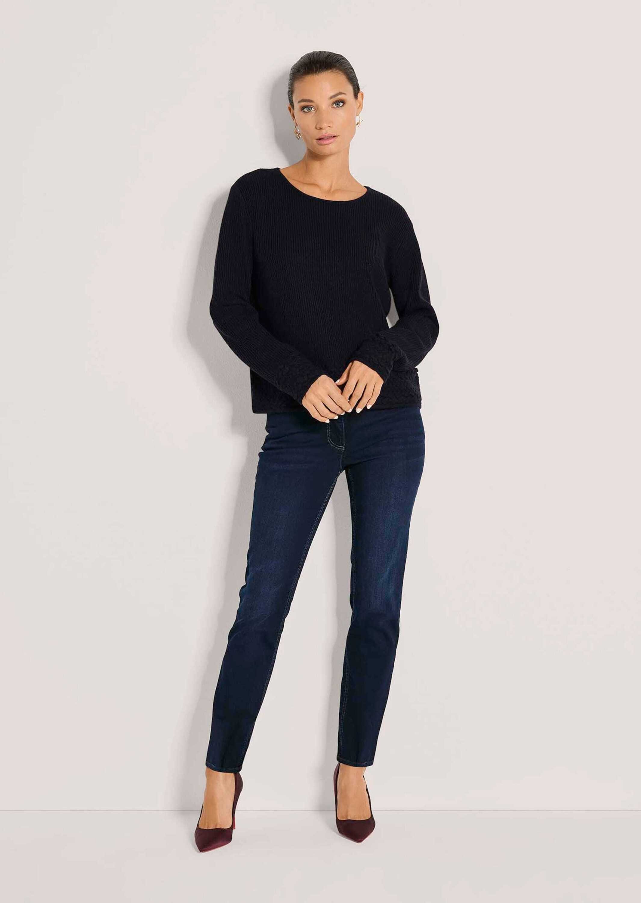 MADELEINE Strickpullover Rippstrick-Pullover mit Zopfdetails Rundhalsausschnitt, weite Schultern & Strukturstrick am Saum