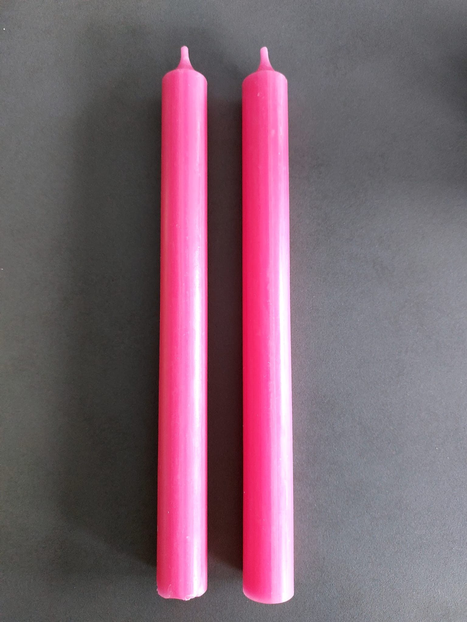 meytrade Tafelkerze Stabkerzen extra lang Tischdeko pink rosa fuchsia Sommerdeko (2er Set mit 9 Stunden Brenndauer je Kerze)