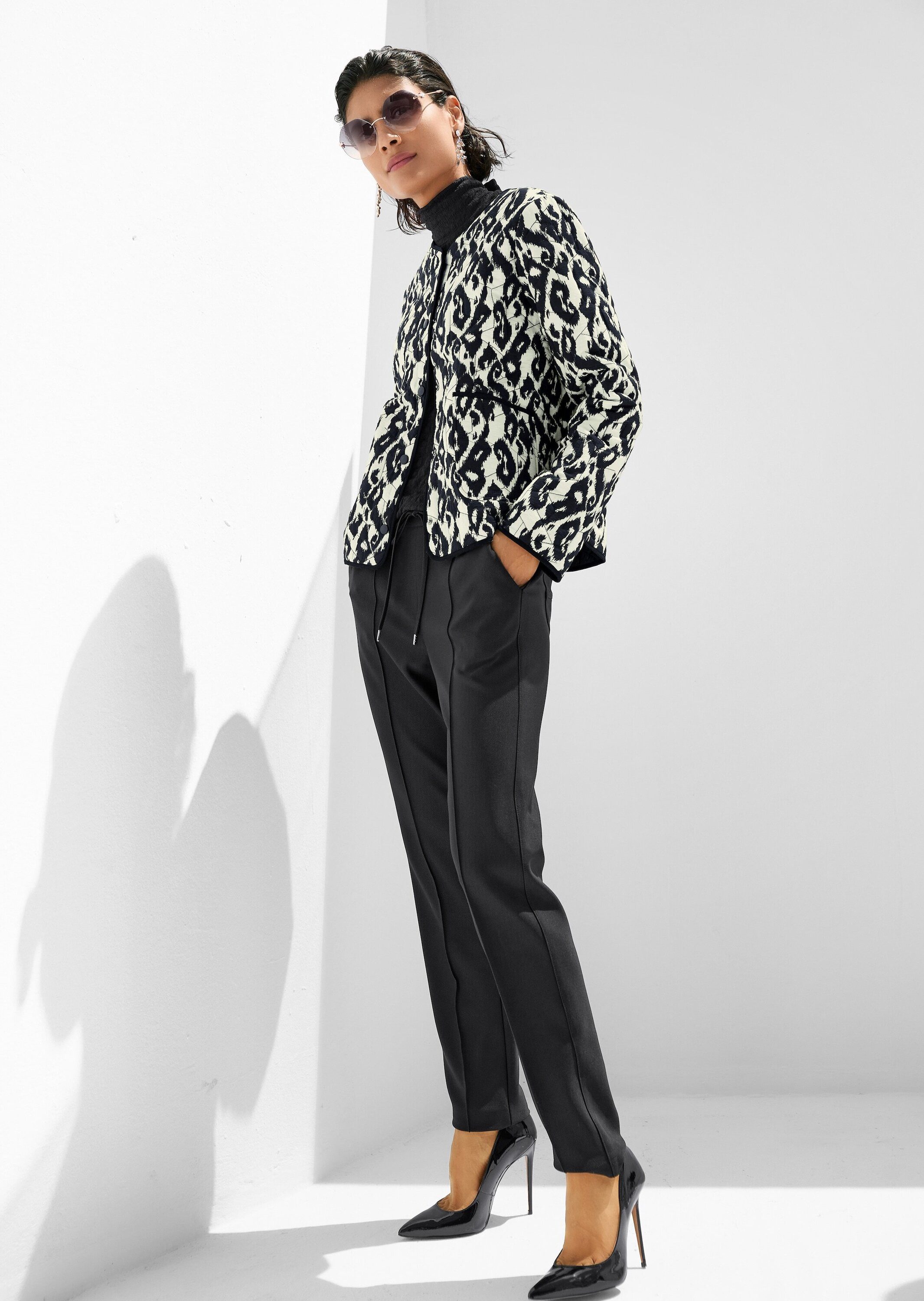 MADELEINE Outdoorjacke Modische Steppjacke mit Animal-Print Kragenlos mit Druckknopfverschluss und langen Ärmeln