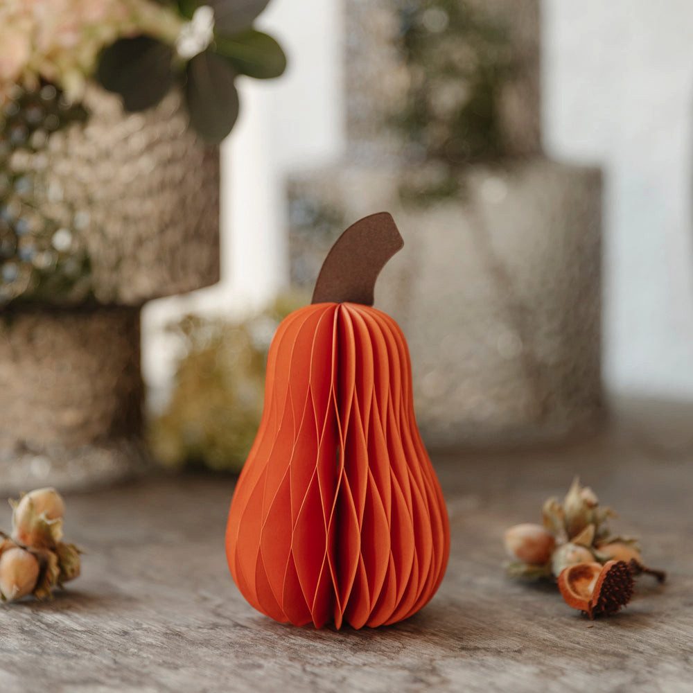 studio mkono Dekoobjekt Papieraufsteller Herbstdeko Kürbis aus Papier in orange