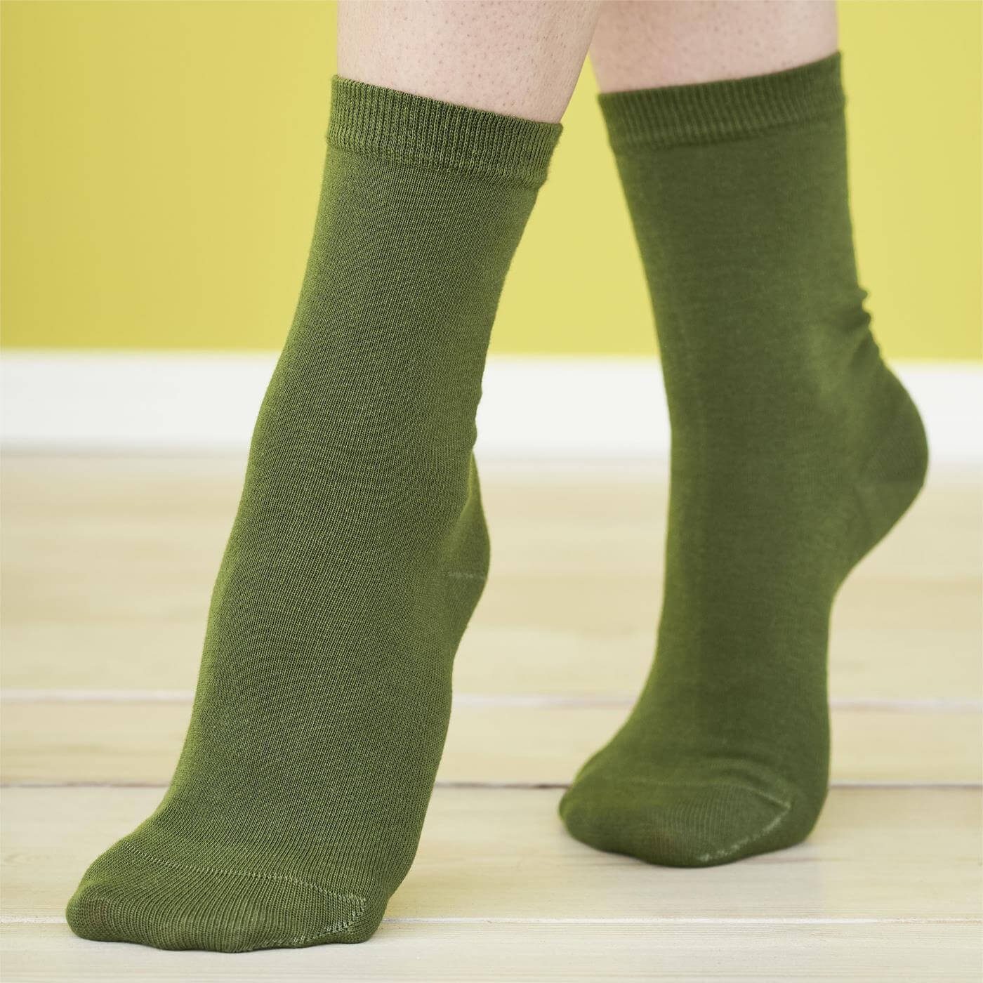 LIVING CRAFTS Socken BETTINA gepunktet, Uni-Ton im einmal passenden Einmal dezent Pistachio