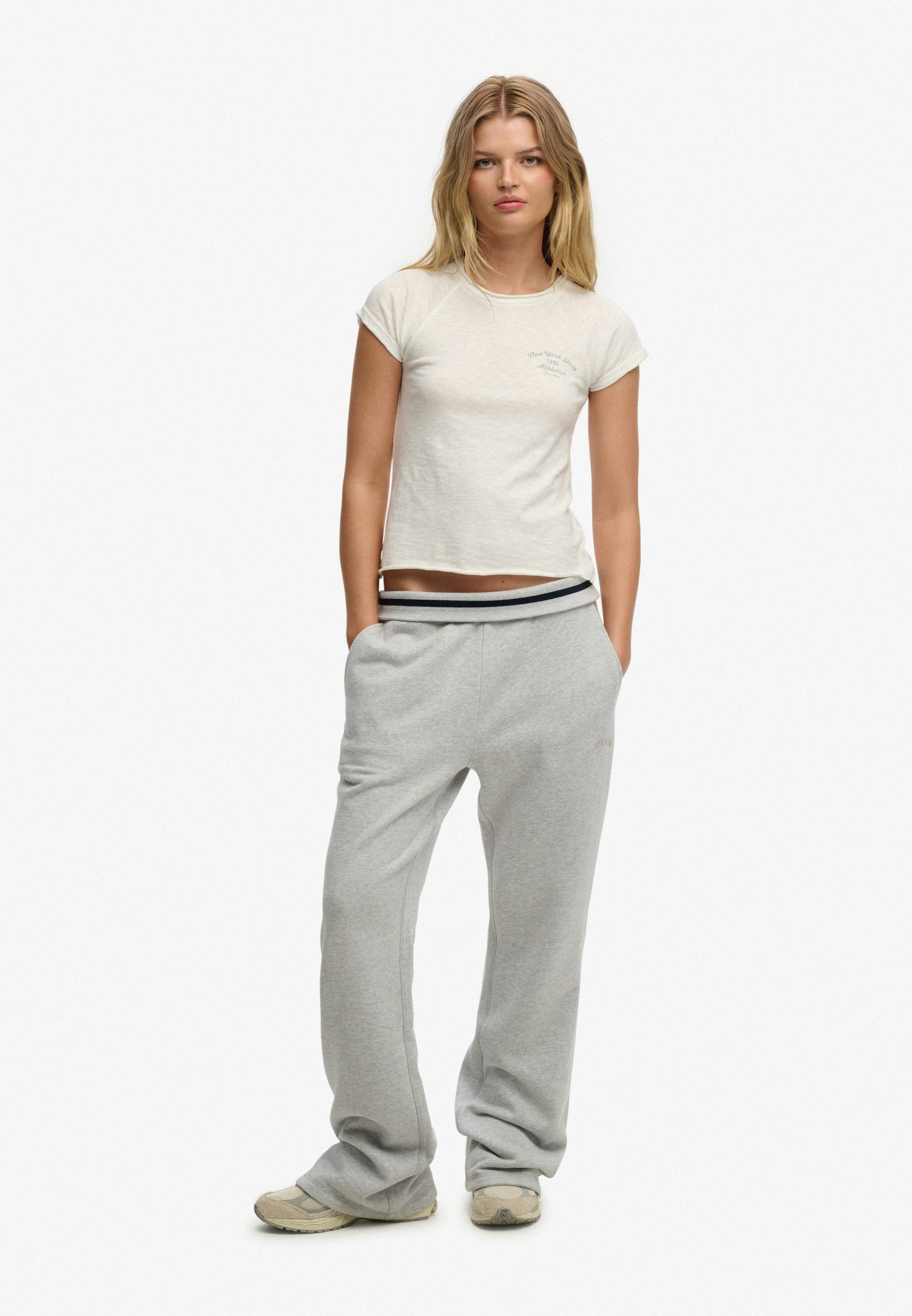 Superdry Sweathose ESSENTIAL LOGO LR FLARE JOGGER Slim Fit, aus Baumwollmischung mit Jersey