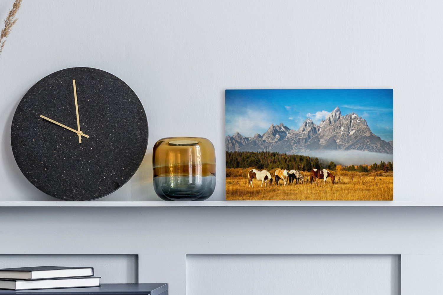 Aufhängefertig, Wanddeko, Wyoming, vor Leinwandbilder, Teton St), Mountains Wandbild Pferde den (1 den 30x20 OneMillionCanvasses® Leinwandbild cm in Weiden auf