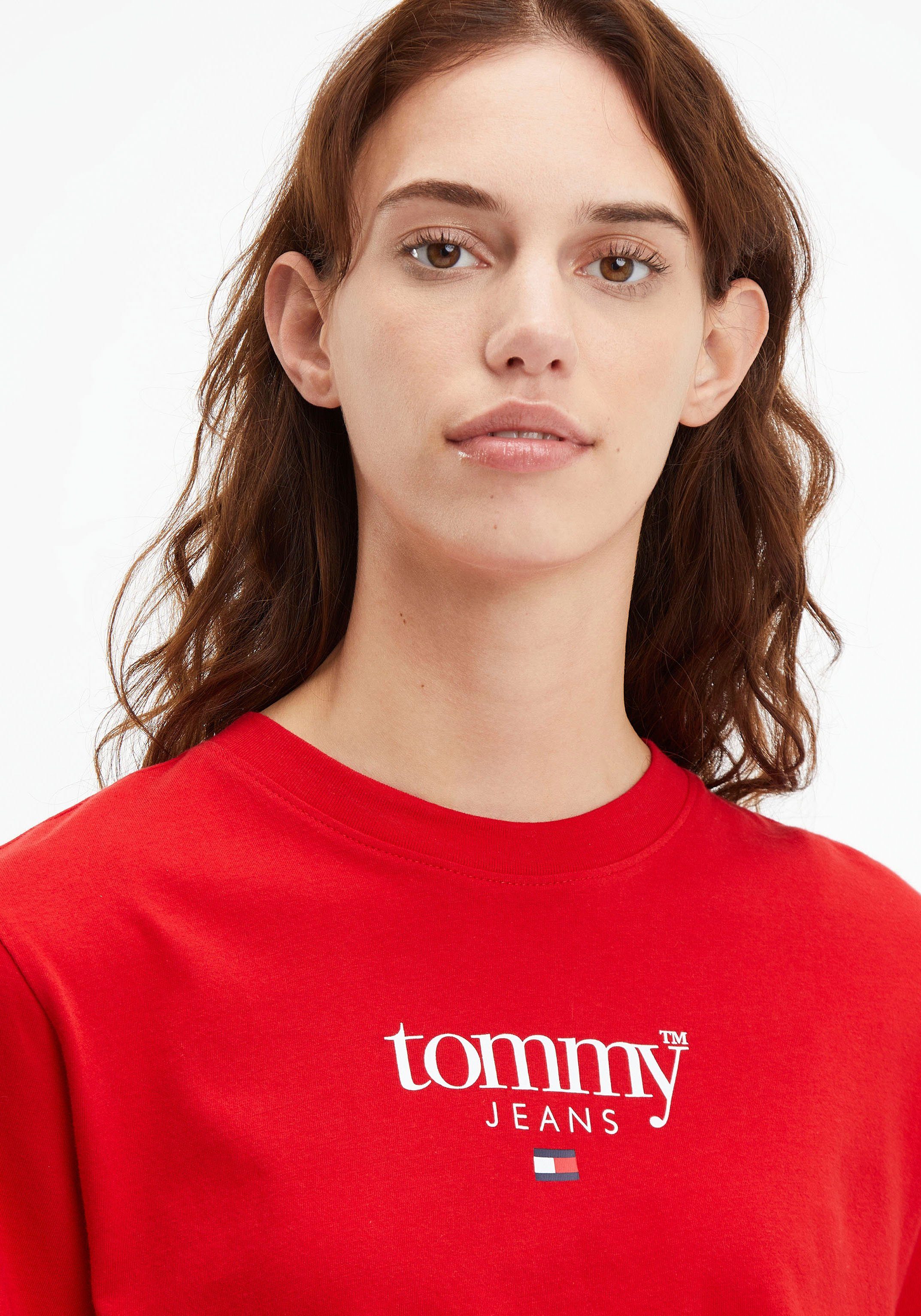 Tommy Jeans Kurzarmshirt TJW gestickter SS Logo-Flag Jeans LOGO mit Tommy 1 ESSENTIAL hellrot CLASSIC