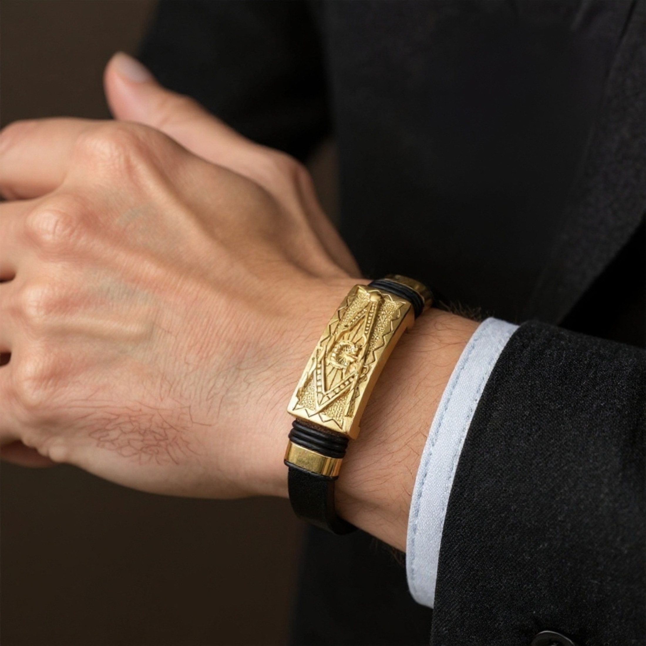 UNIQAL.de Lederarmband TOTEM Masonic Freimaurer – Echtleder & Edelstahl in Gold oder Schwarz (Herren Accessoire, Geschenkidee, Handarbeit, Symbolschmuck, Unisex), Hochwertig verarbeitet