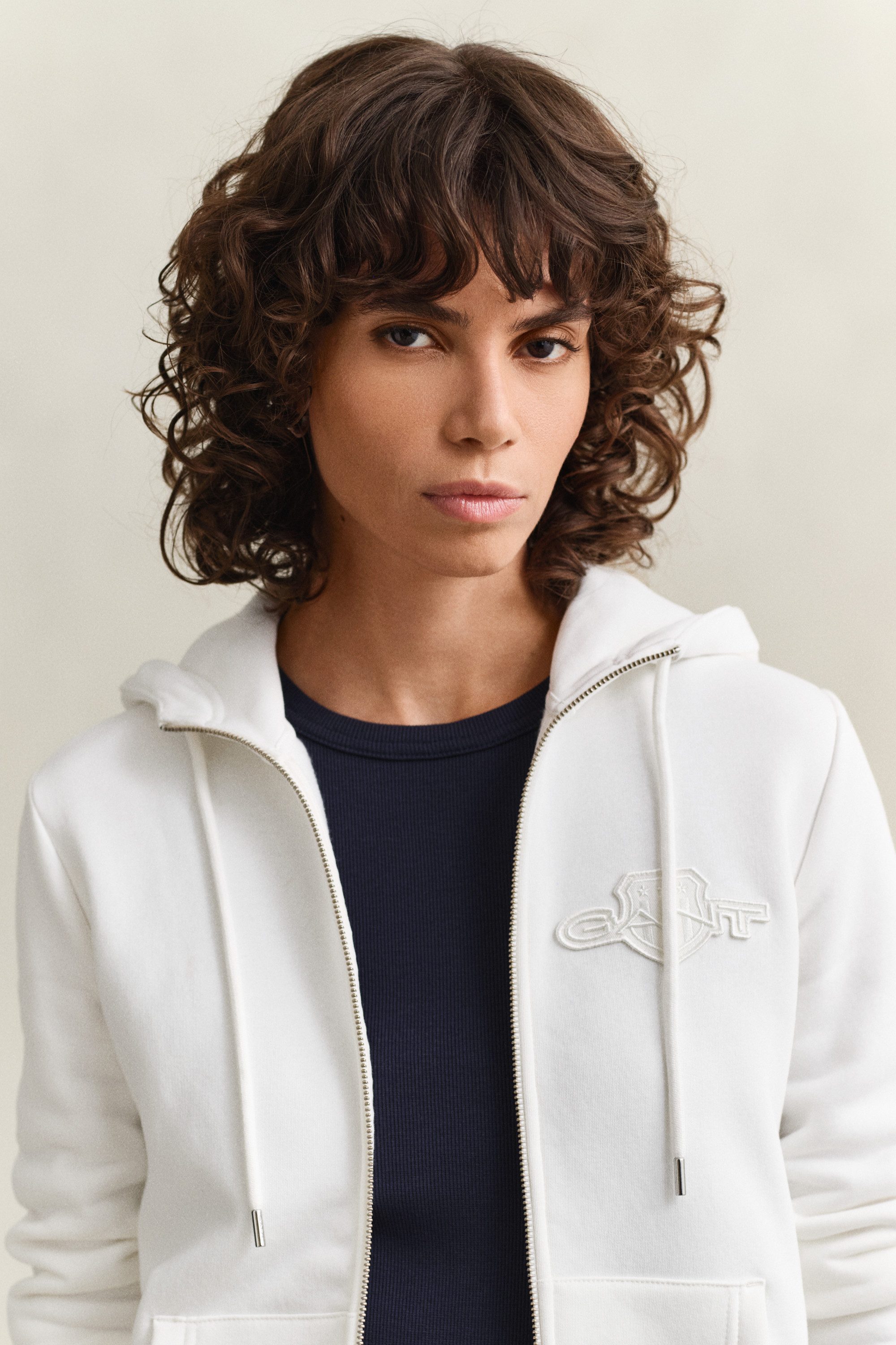 Gant Kapuzensweatjacke REG TONAL SHIELD ZIP HOODIE Markenstickerei, Kapuze, Rippbündchen