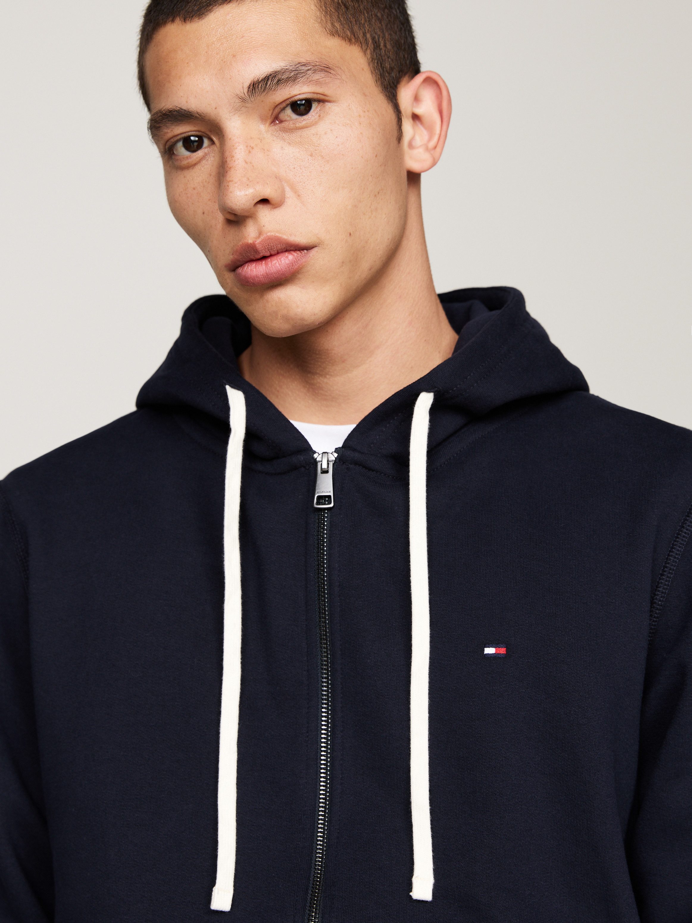 Tommy Hilfiger Kapuzensweatjacke ESSENTIAL FLEECE ZIP THROUGH kleine Logost günstig online kaufen