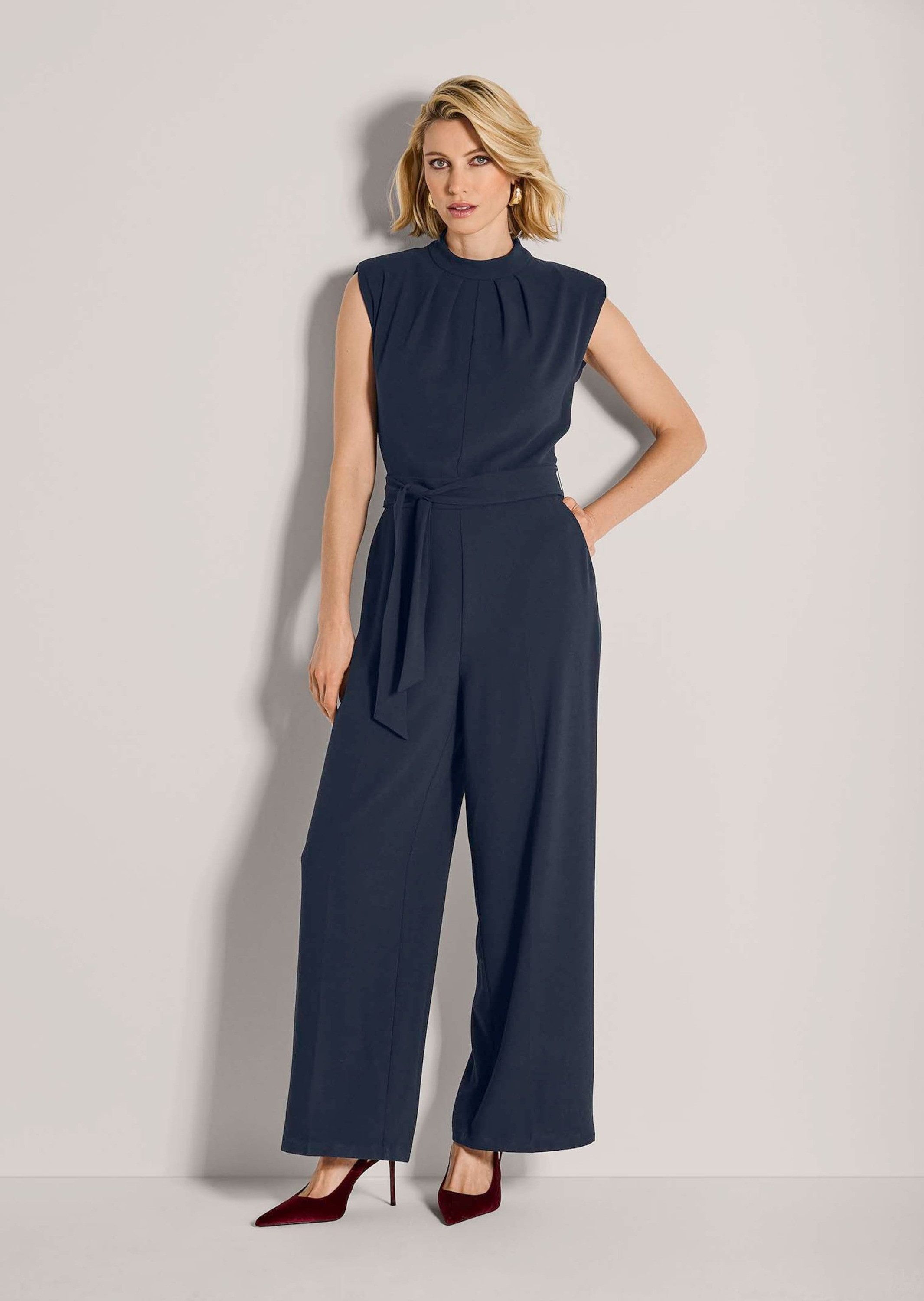 MADELEINE Jumpsuit Eleganter Jumpsuit mit Stehkragen Ärmelloser Look mit breitem Taillenband