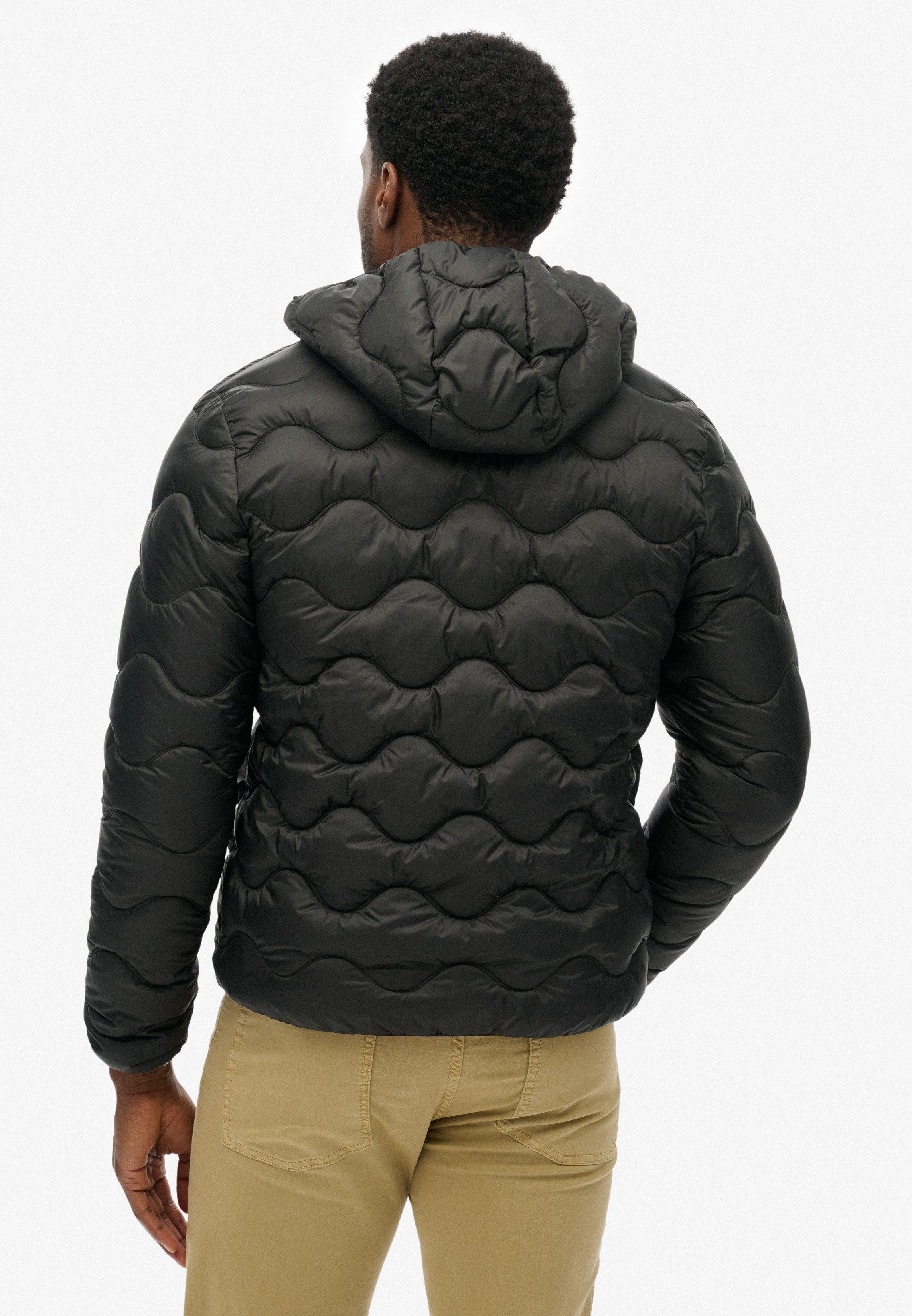 Superdry Steppjacke HOODED QUILTED WAVE PADDED JKT mit Markenlabel, Regular Fit, aus Polyester und Kunstfaser, unifarben – Bild 4 von 5