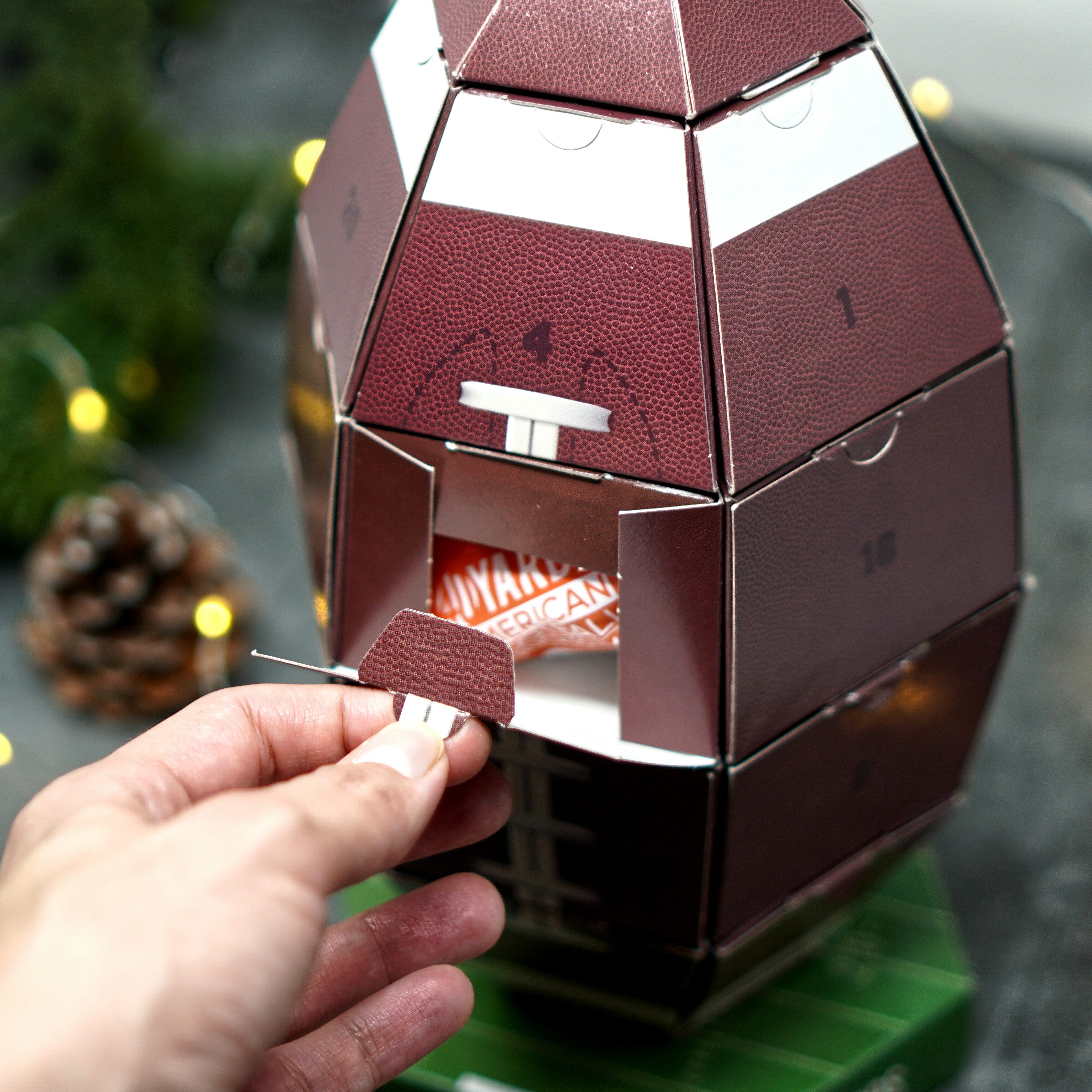 40YARDS Adventskalender American Football 2025 in 3D Football Form zum Basteln & Befüllen (1-tlg), Adventskalender mit 24 Türchen zum Selbst Zusammenbau und Befüllen