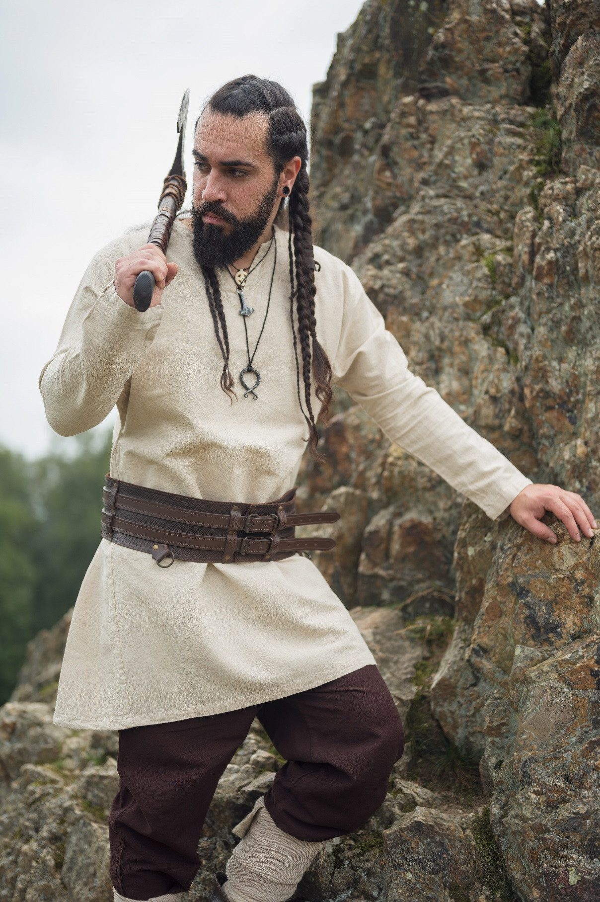 Leonardo Carbone Wikinger-Kostüm Langarm-Tunika "Ragnar" aus Leinen, seitliche Einsätze, V-Ausschnitt