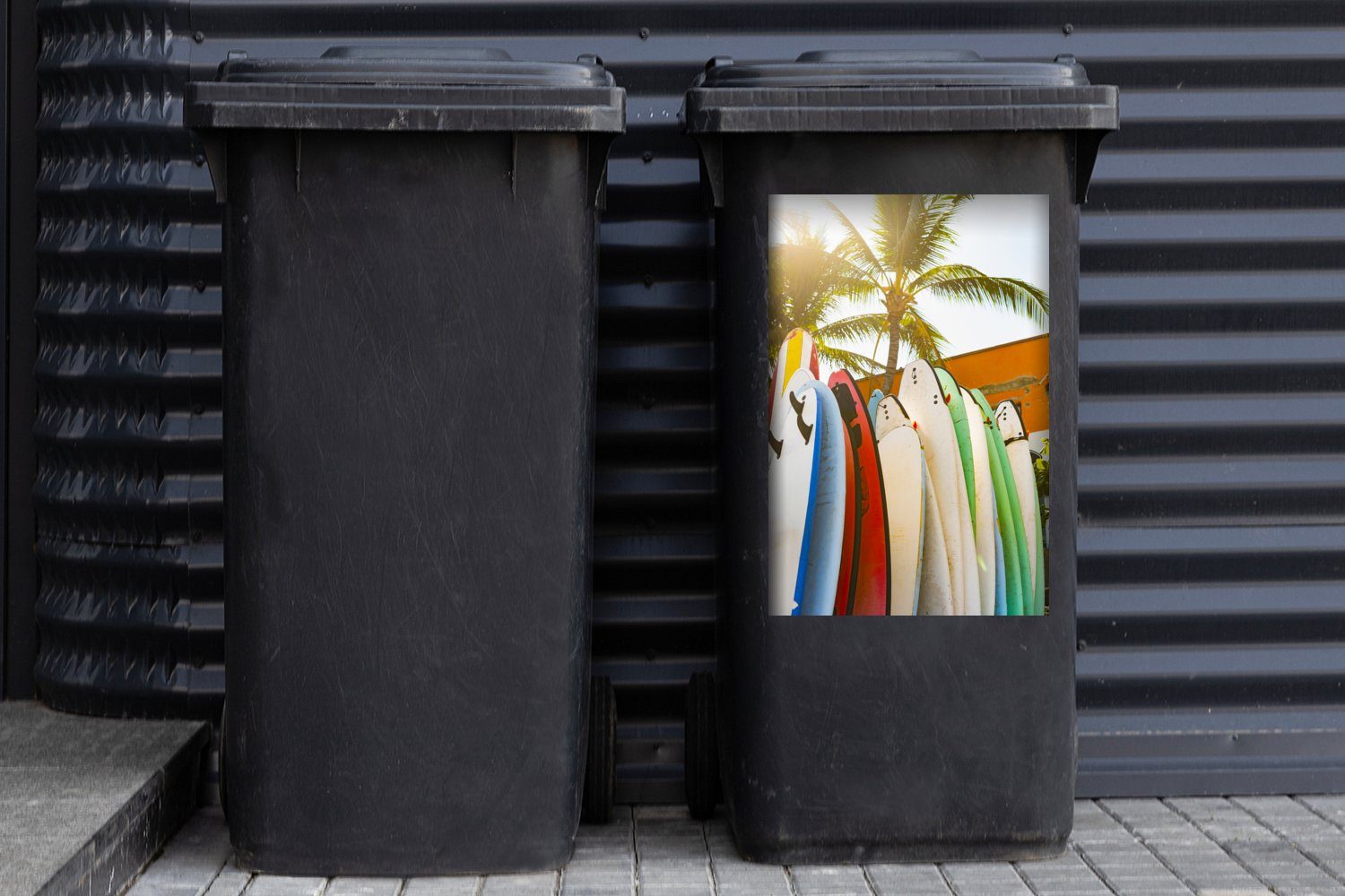 Mülltonne, MuchoWow St), Container, Mülleimer-aufkleber, Palme Wandsticker unter einer Surfbretter (1 Abfalbehälter Sticker,