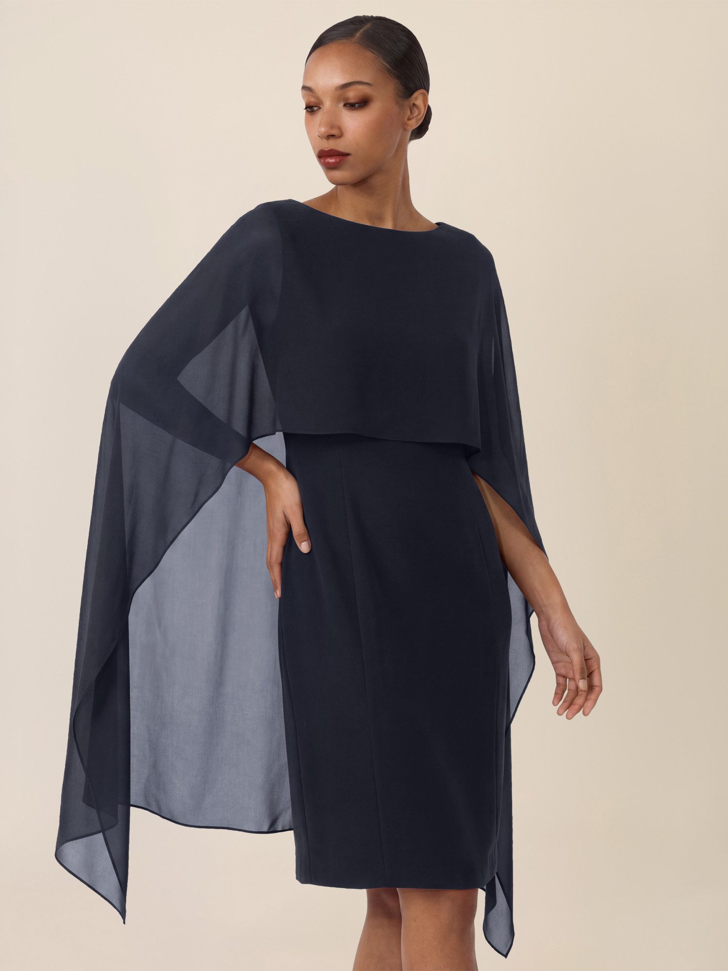 Apart Abendkleid mit fließendem Chiffon-Cape