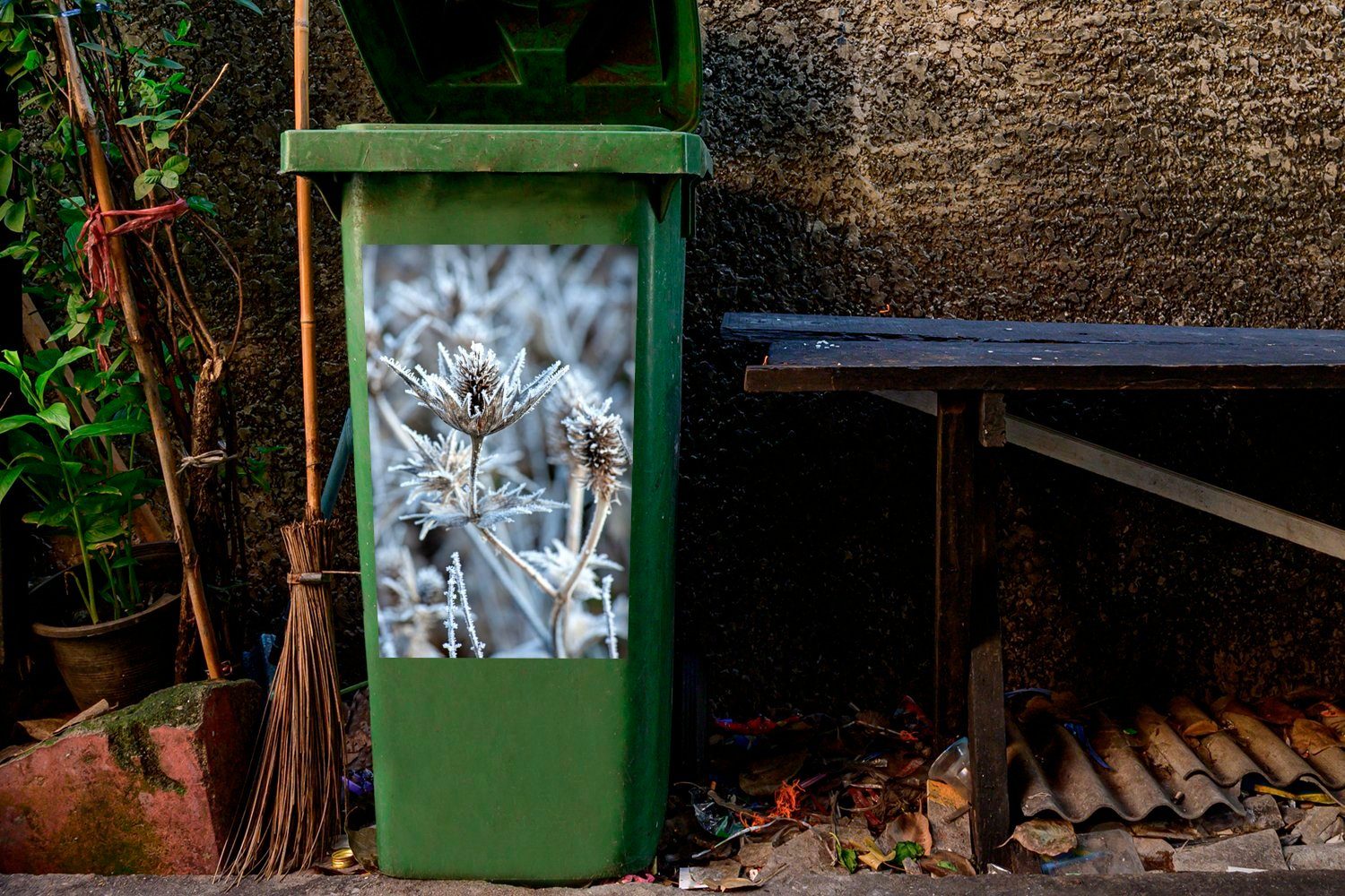 MuchoWow Wandsticker Distel - Gefroren St), Mülltonne, - Abfalbehälter Mülleimer-aufkleber, Winter Sticker, (1 Container