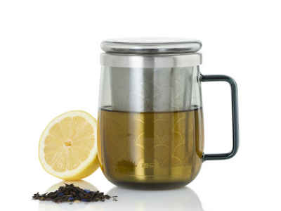 AdHoc Teeglas mit Henkel Yuna, Borosilikatglas & Edelstahl, mundgeblasen, mit Feinfilter für losen Tee