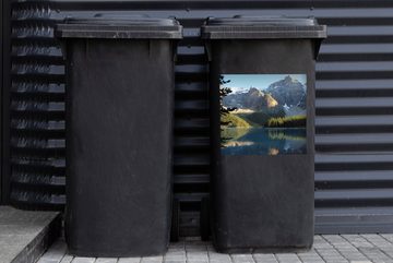 MuchoWow Wandsticker Schneebedeckte Berge und Wälder spiegeln sich im Moraine Lake in (1 St), Mülleimer-aufkleber, Mülltonne, Sticker, Container, Abfalbehälter