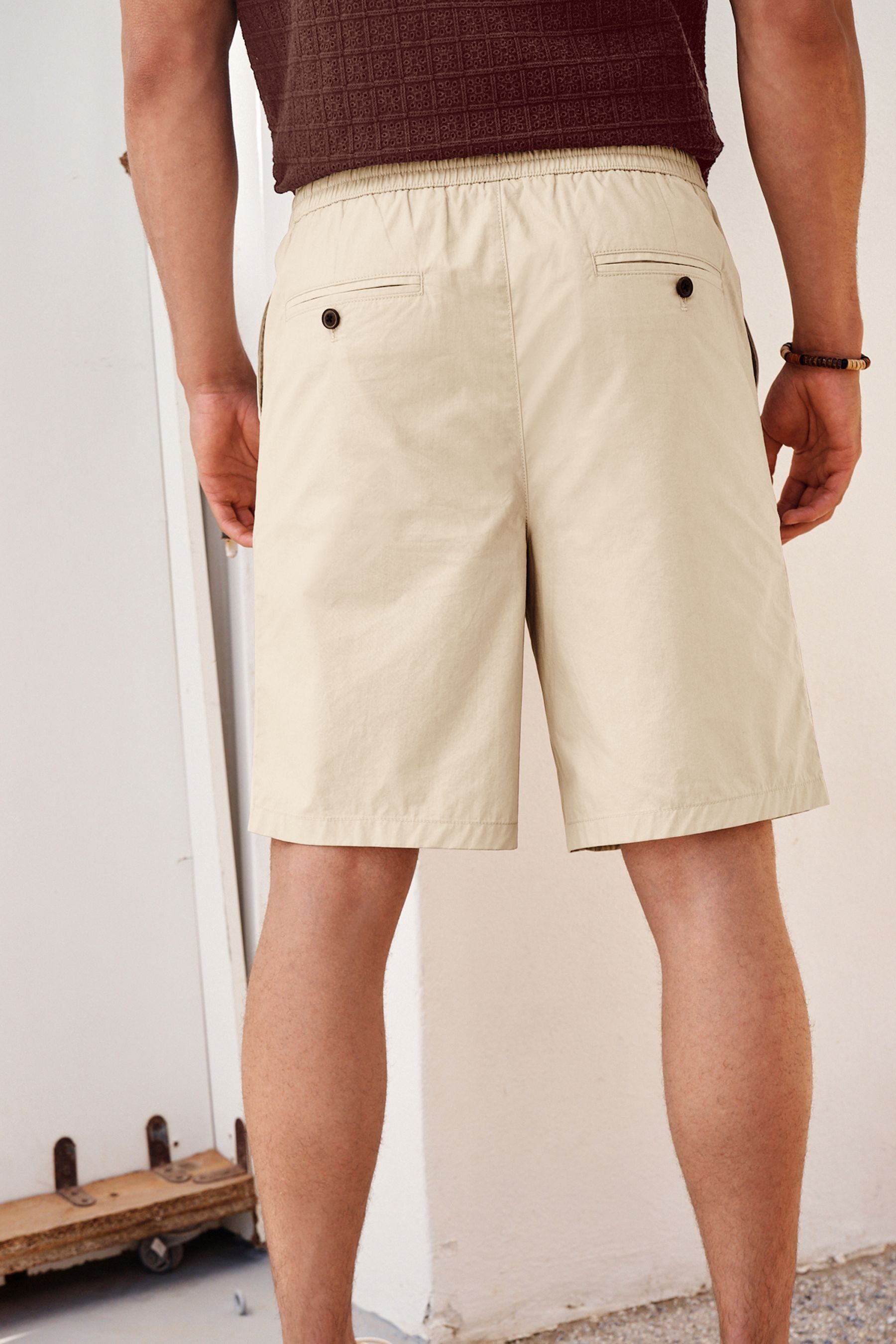 Chinoshorts Chinoshorts mit aus Popeline Stone Falten Next (1-tlg)