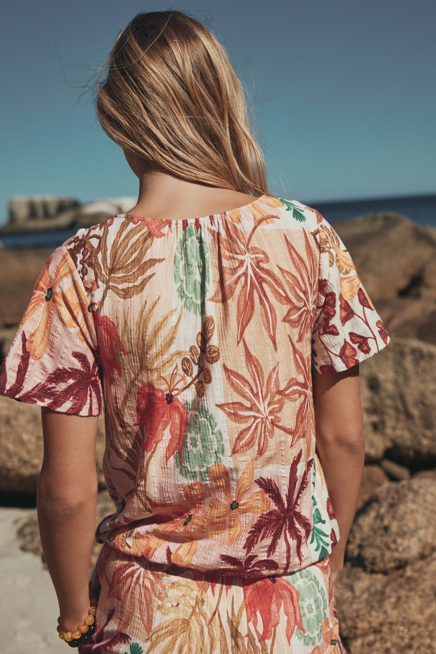 Next T-Shirt Oberteil mit Kerbausschnitt, gerüschter Ballonsaum (1-tlg) günstig online kaufen