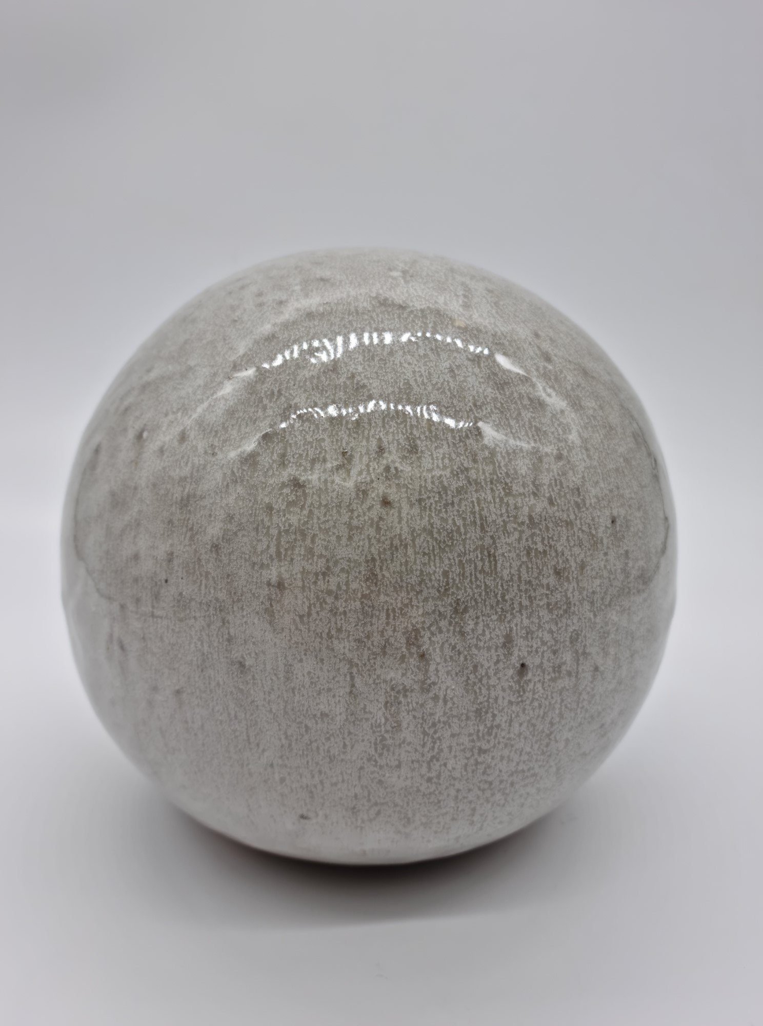 Dekokugel Grau-Weiß, Keramik Rosenkugel Frostfest 28cm Gartenkugel Teramico 100%