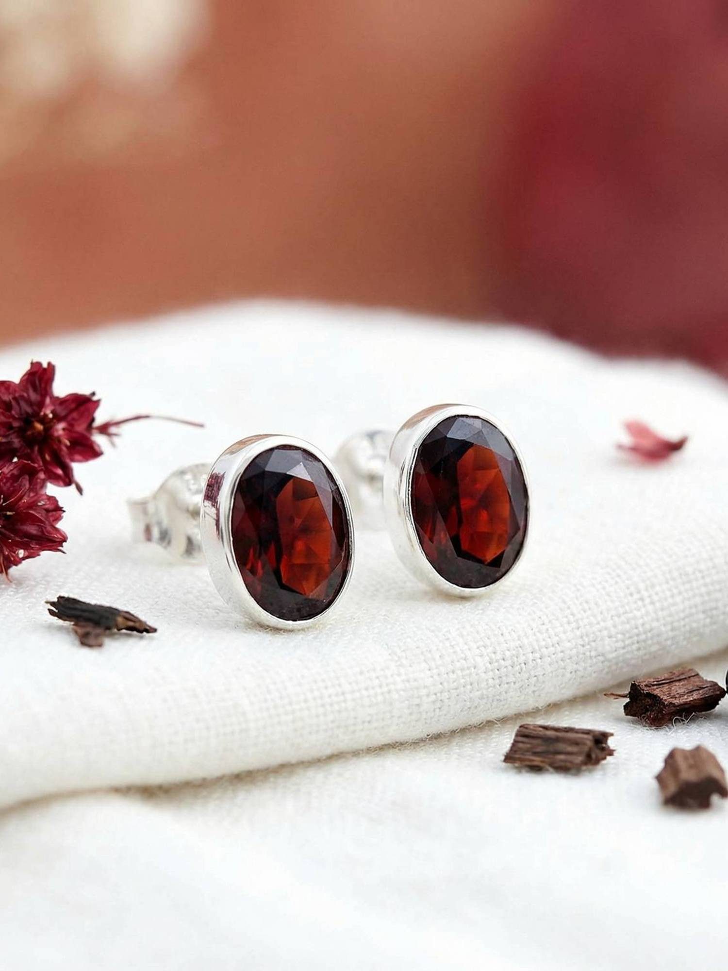 mantraroma Paar Ohrstecker SAMA oval aus 925 Silber mit Granat facettiert (Paar, Paar Ohrringe mit Schmuckbeutel), 925 Sterling Silber Ohrringe für Damen