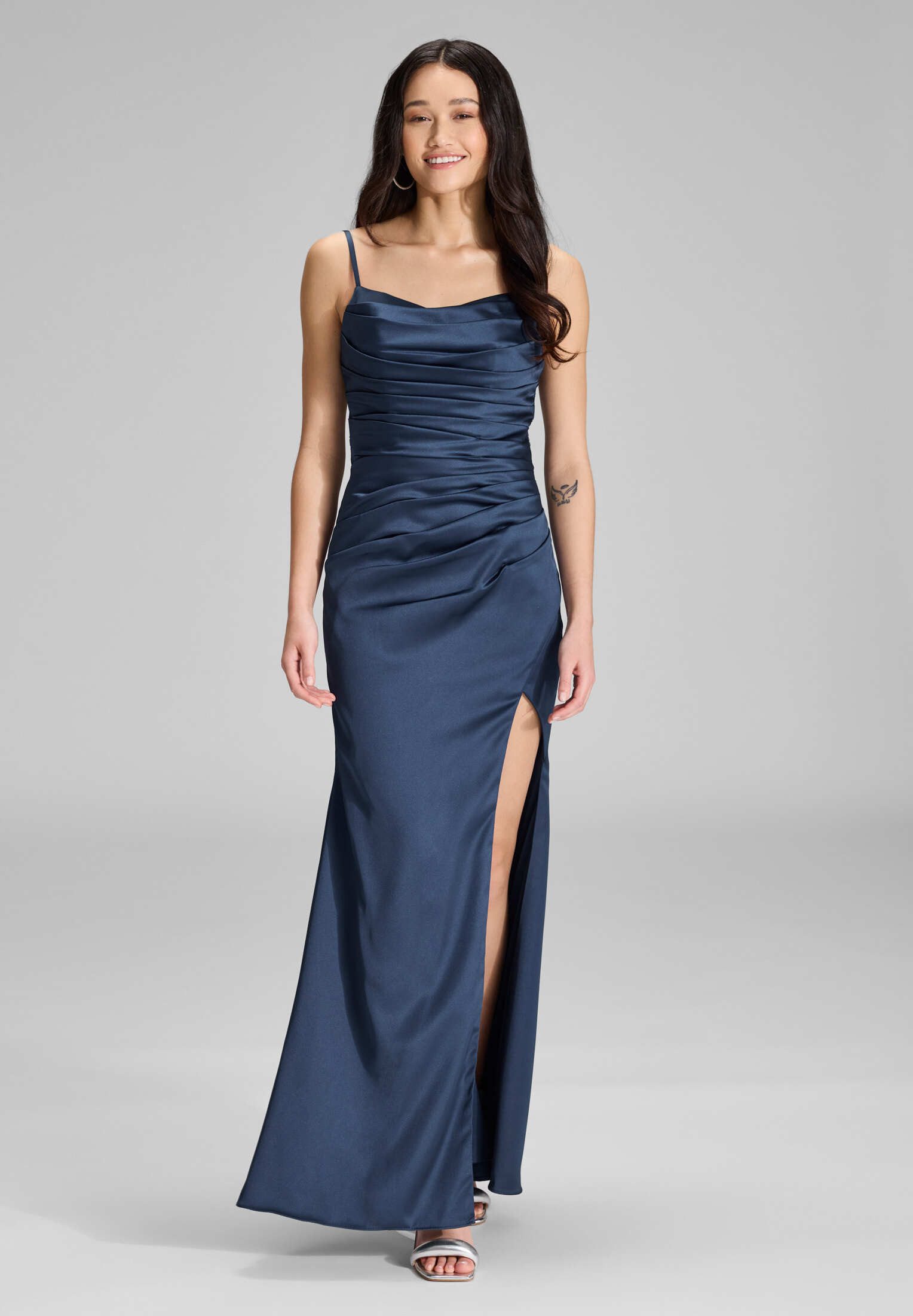 Hey Kyla Abendkleid - Satinkleid mit Raffungen und hohem Beinschlitz Tailli günstig online kaufen