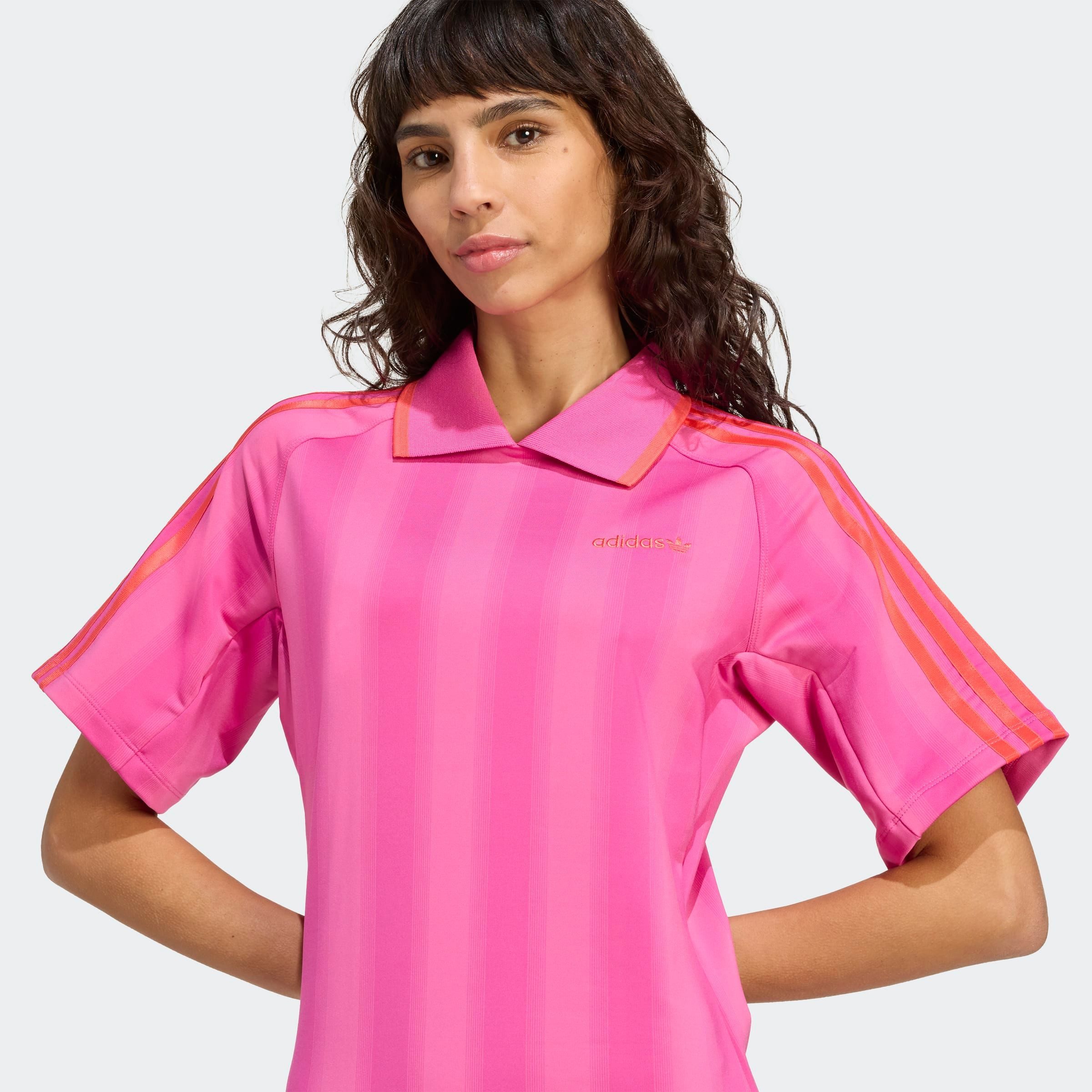 adidas Originals Shirtkleid INSPIRED GRAPHIC sportlicher Look, vom Fußball inspirierter Allover-Print