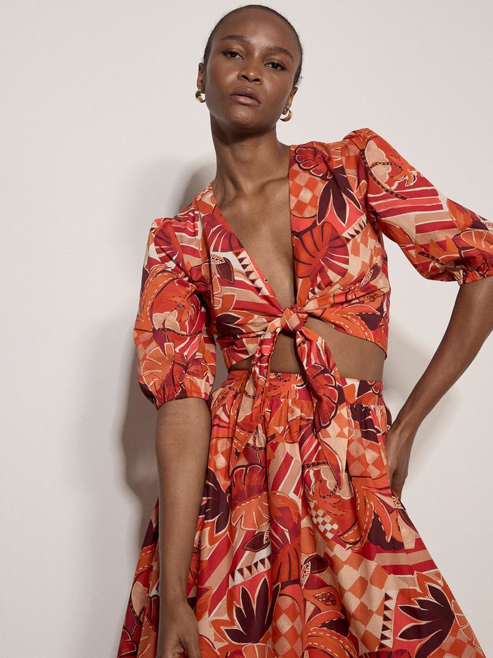 Apricot Crop-Top Top mit Patchwork-Muster aus tropischen Blättern Bindeband vorne