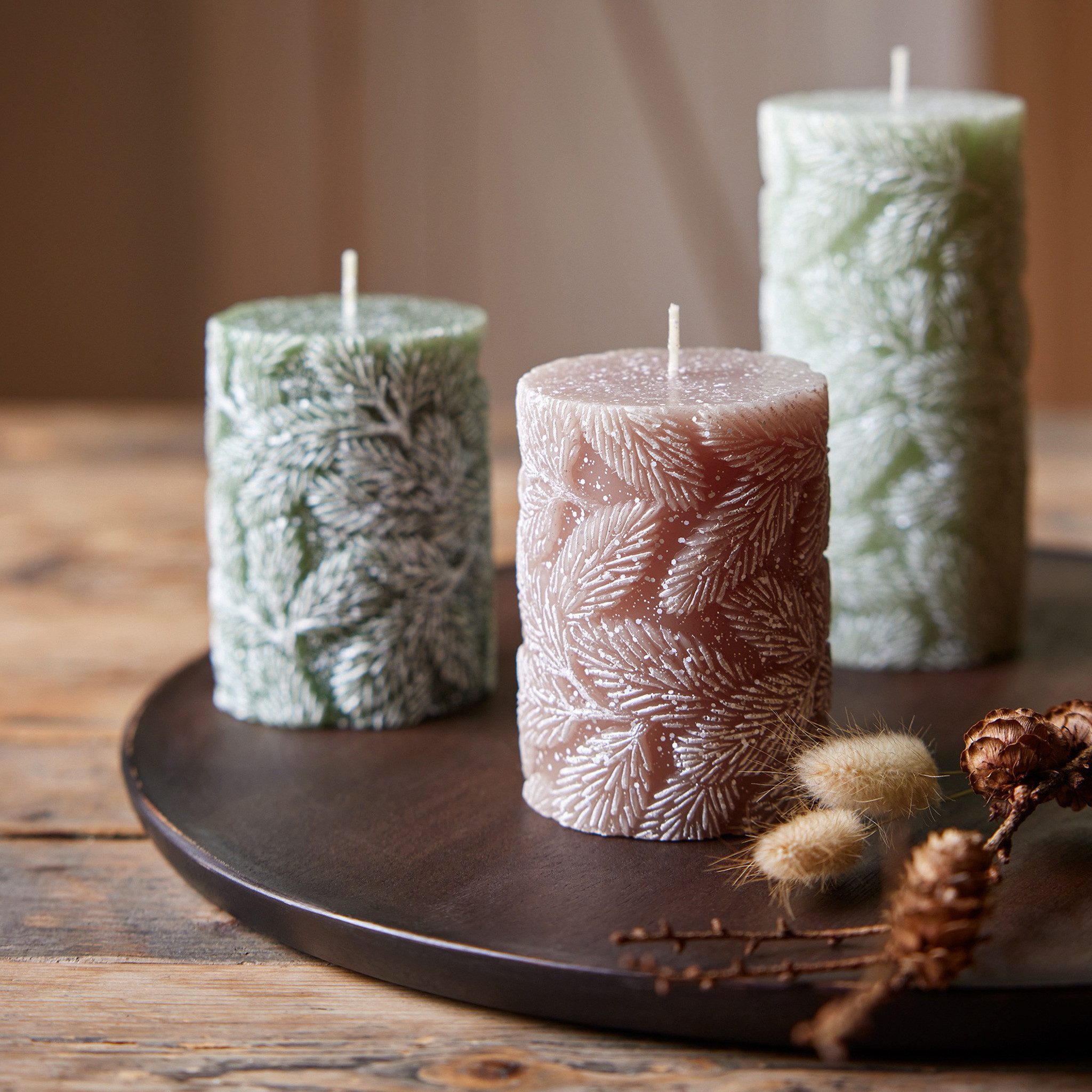 Kaemingk Stumpenkerze, Stumpenkerze Paraffin 10cm mit Tannenzweig Muster Ro günstig online kaufen